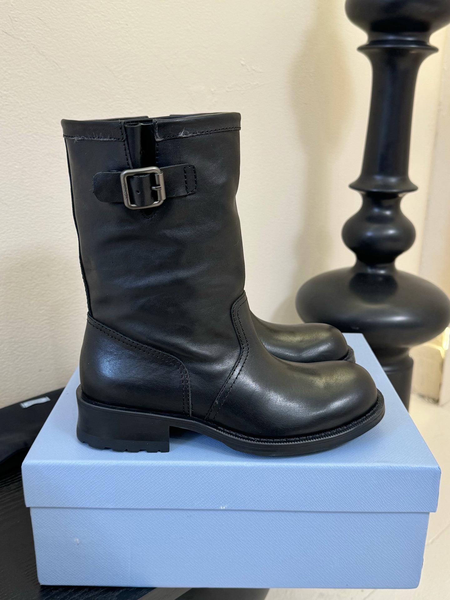 
Prad* 普拉达 25ss 秋冬 厚底骑士靴短靴

时尚厚底休闲长靴 ，独到味道，人人都爱也轻松驾驭