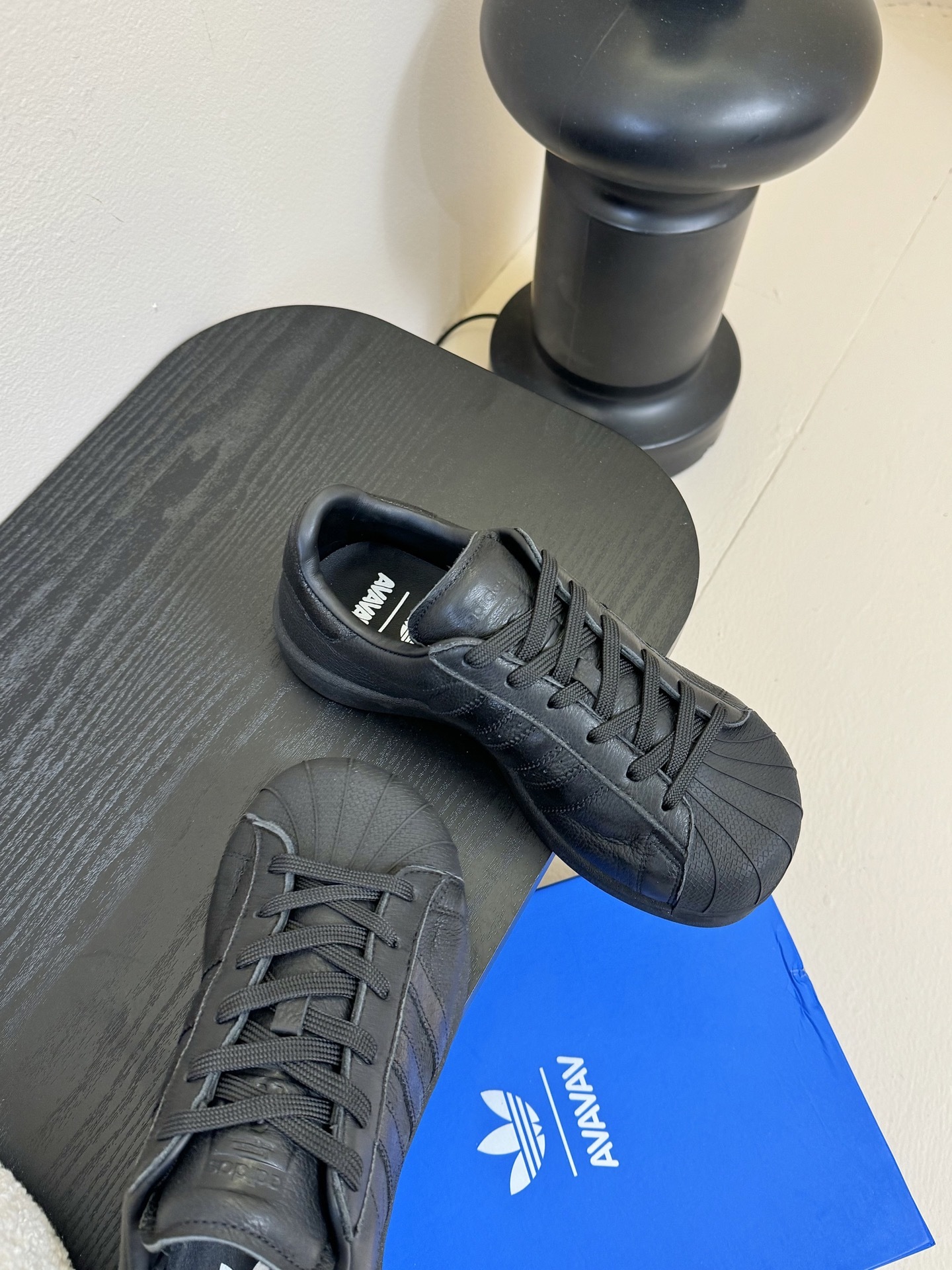 adidas 联名 avavav 25ss 贝壳头 滑板鞋
不同于上次联名,这次直接在贝壳头本体上