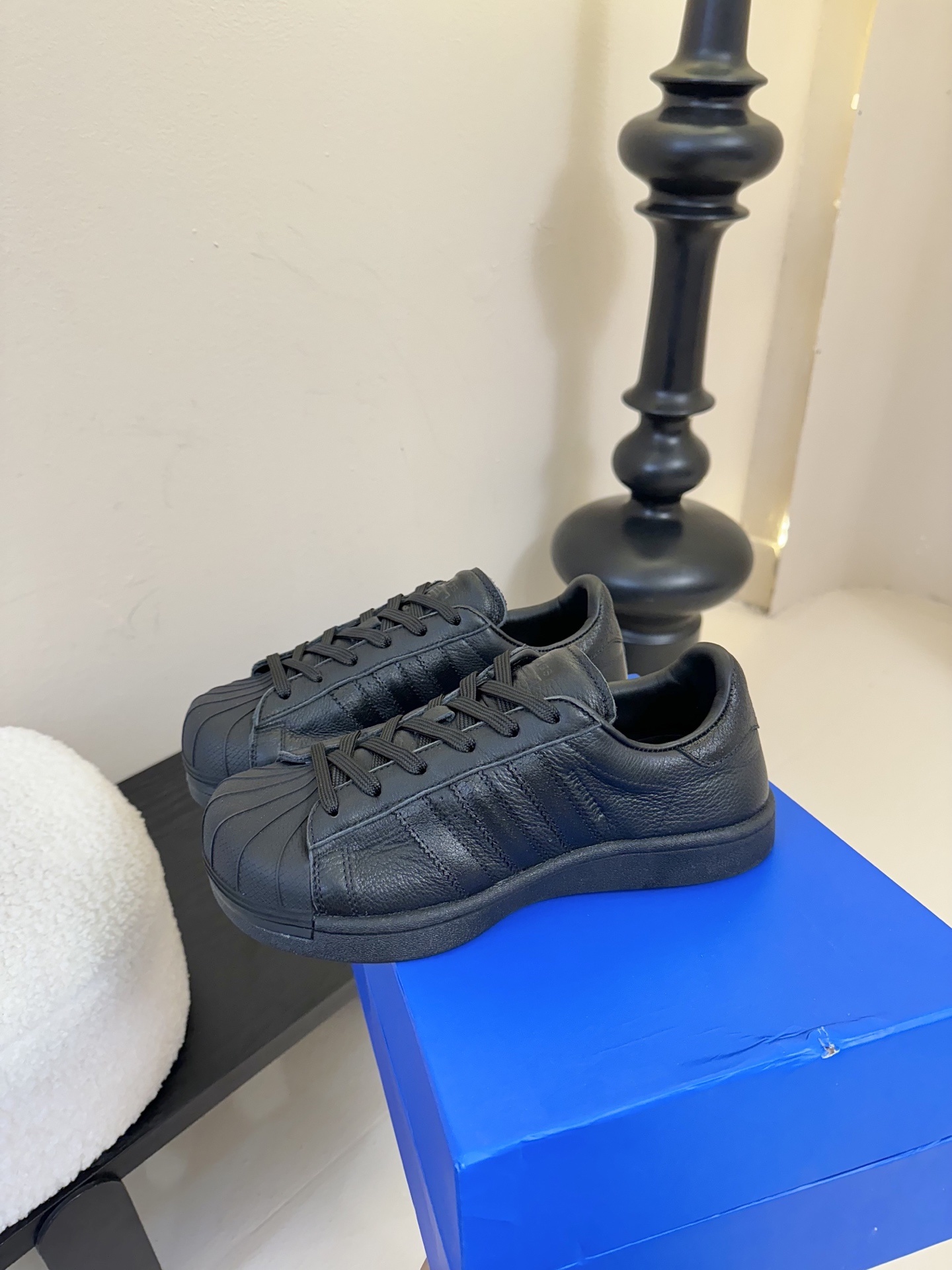 adidas 联名 avavav 25ss 贝壳头 滑板鞋
不同于上次联名,这次直接在贝壳头本体上