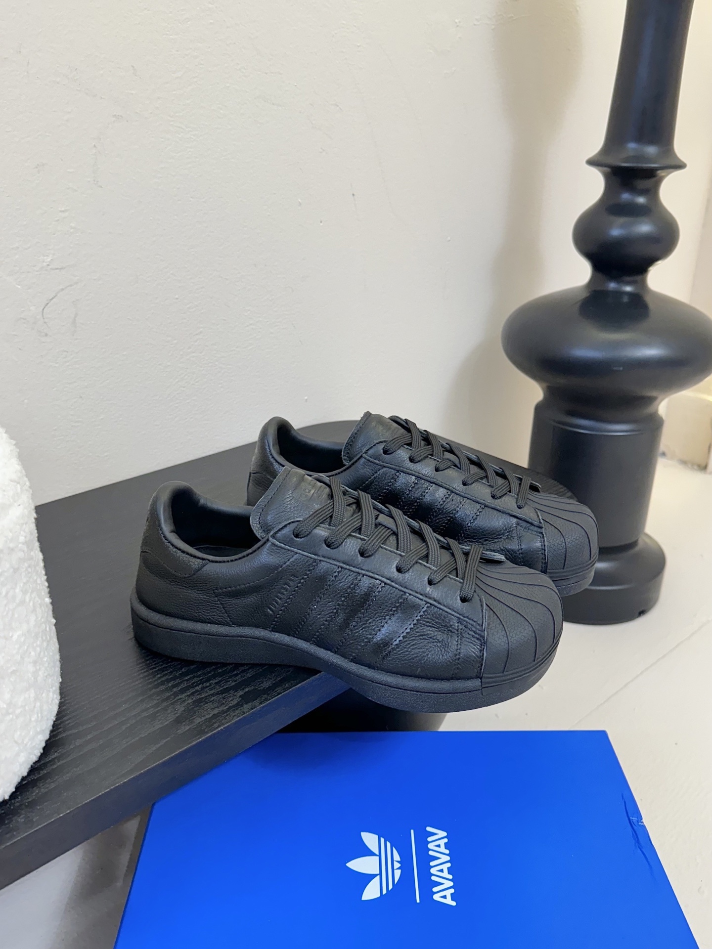 adidas 联名 avavav 25ss 贝壳头 滑板鞋
不同于上次联名,这次直接在贝壳头本体上