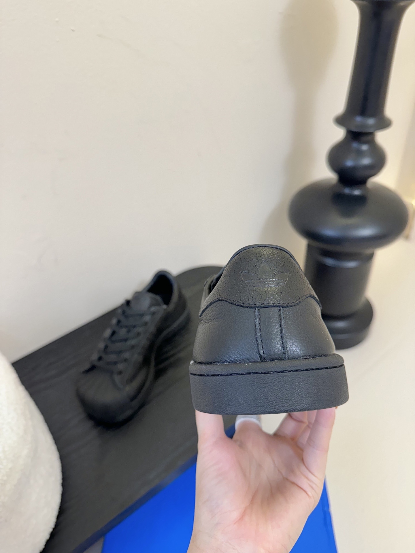 adidas 联名 avavav 25ss 贝壳头 滑板鞋
不同于上次联名,这次直接在贝壳头本体上