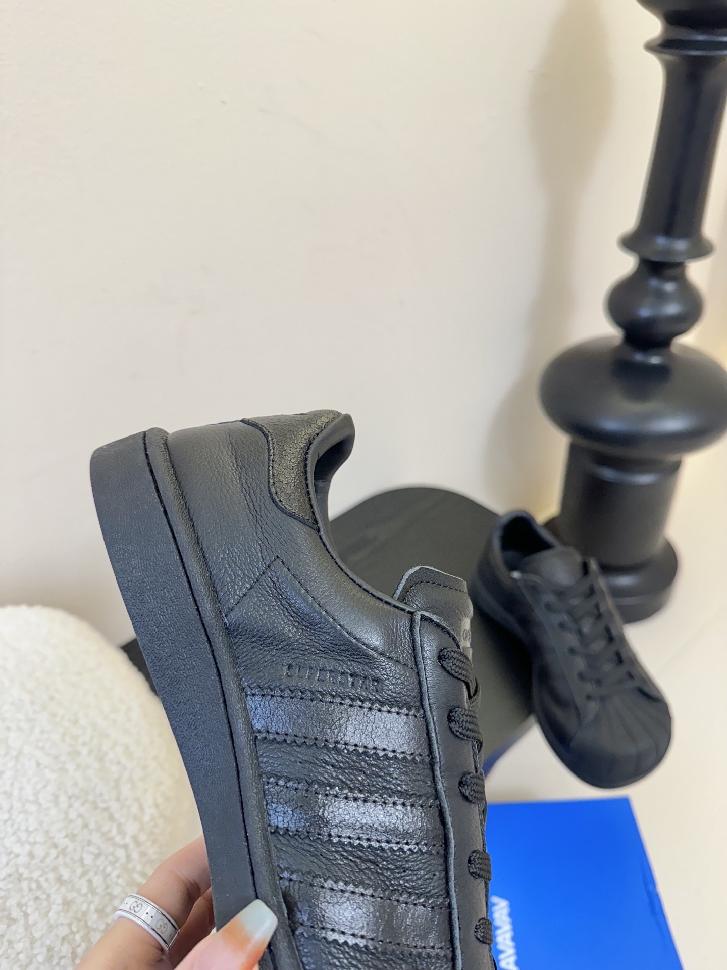adidas 联名 avavav 25ss 贝壳头 滑板鞋
不同于上次联名,这次直接在贝壳头本体上