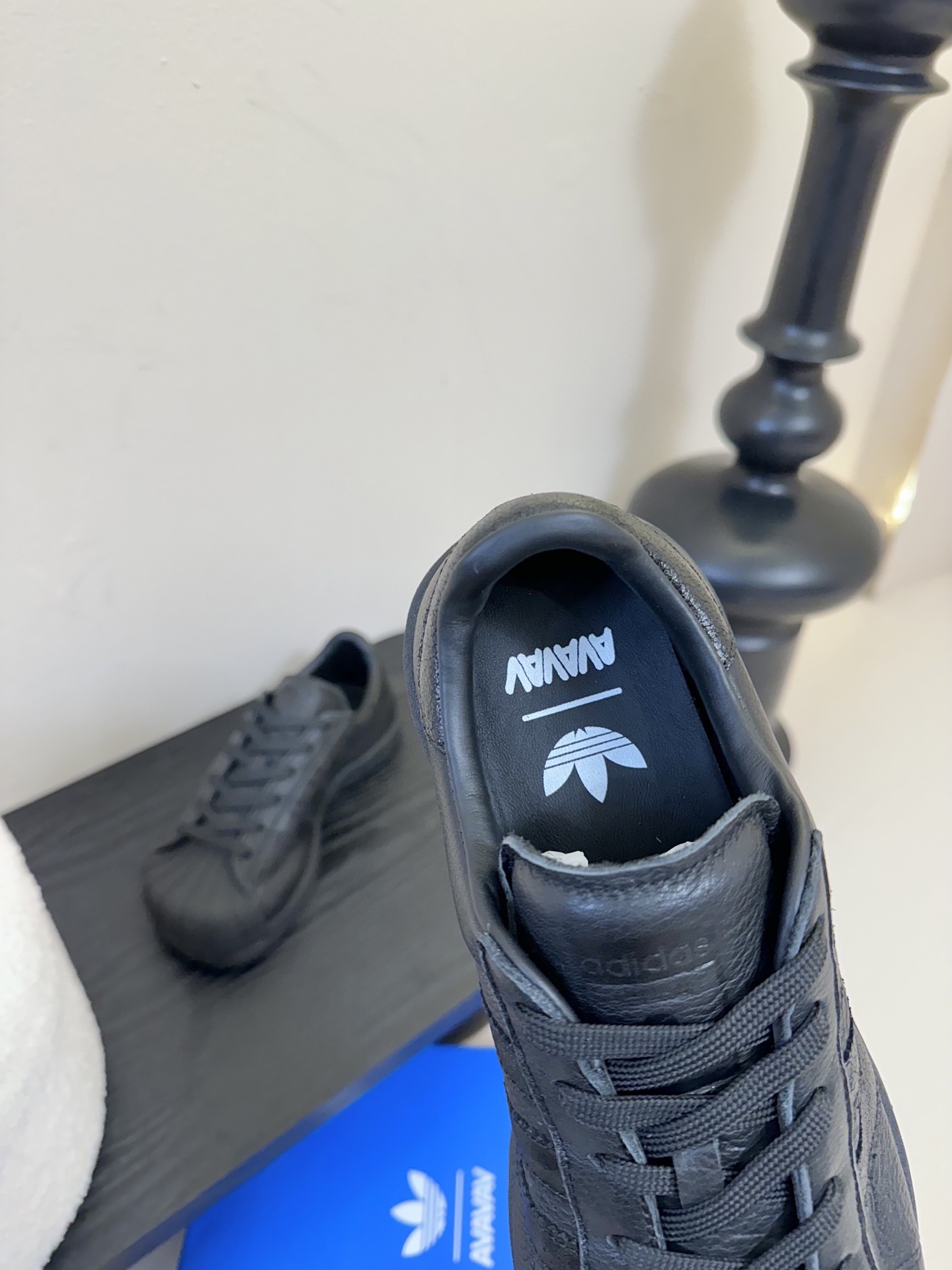 adidas 联名 avavav 25ss 贝壳头 滑板鞋
不同于上次联名,这次直接在贝壳头本体上