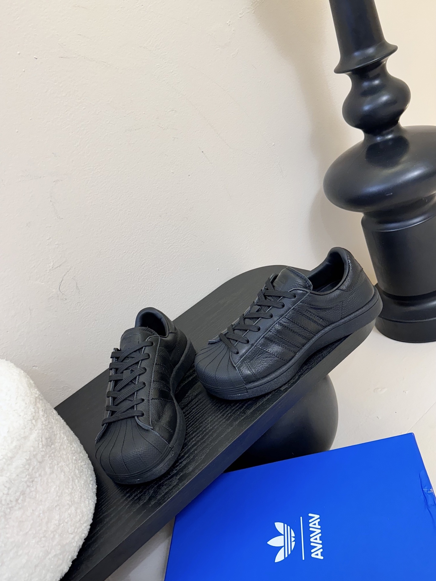 adidas 联名 avavav 25ss 贝壳头 滑板鞋
不同于上次联名,这次直接在贝壳头本体上
