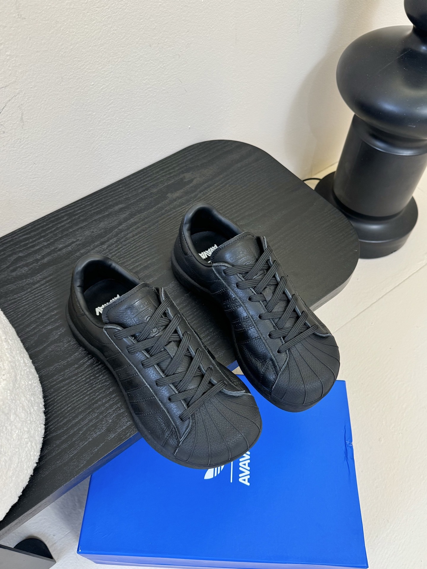 adidas 联名 avavav 25ss 贝壳头 滑板鞋
不同于上次联名,这次直接在贝壳头本体上
