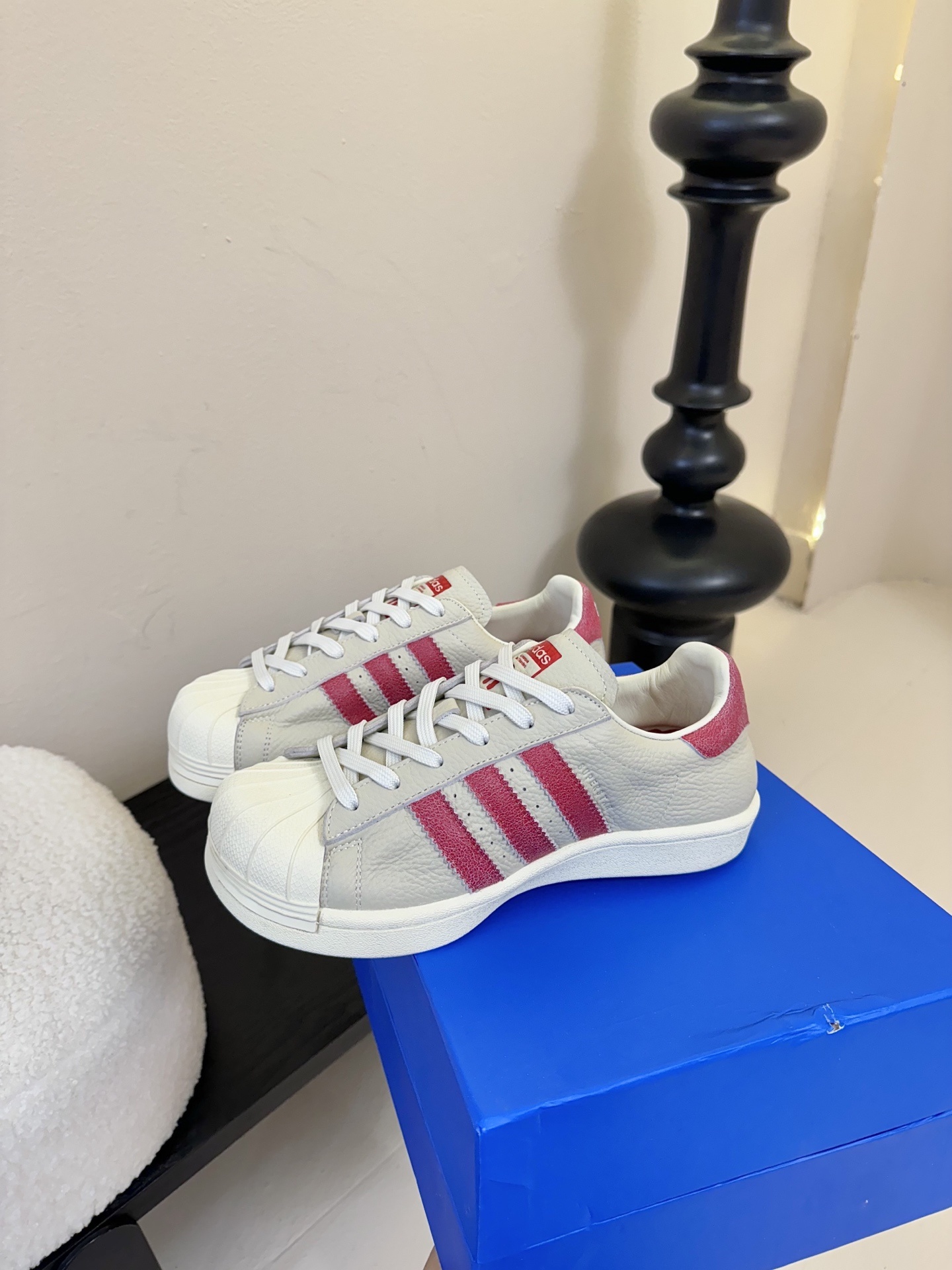 adidas 联名 avavav 25ss 贝壳头 滑板鞋
不同于上次联名,这次直接在贝壳头本体上