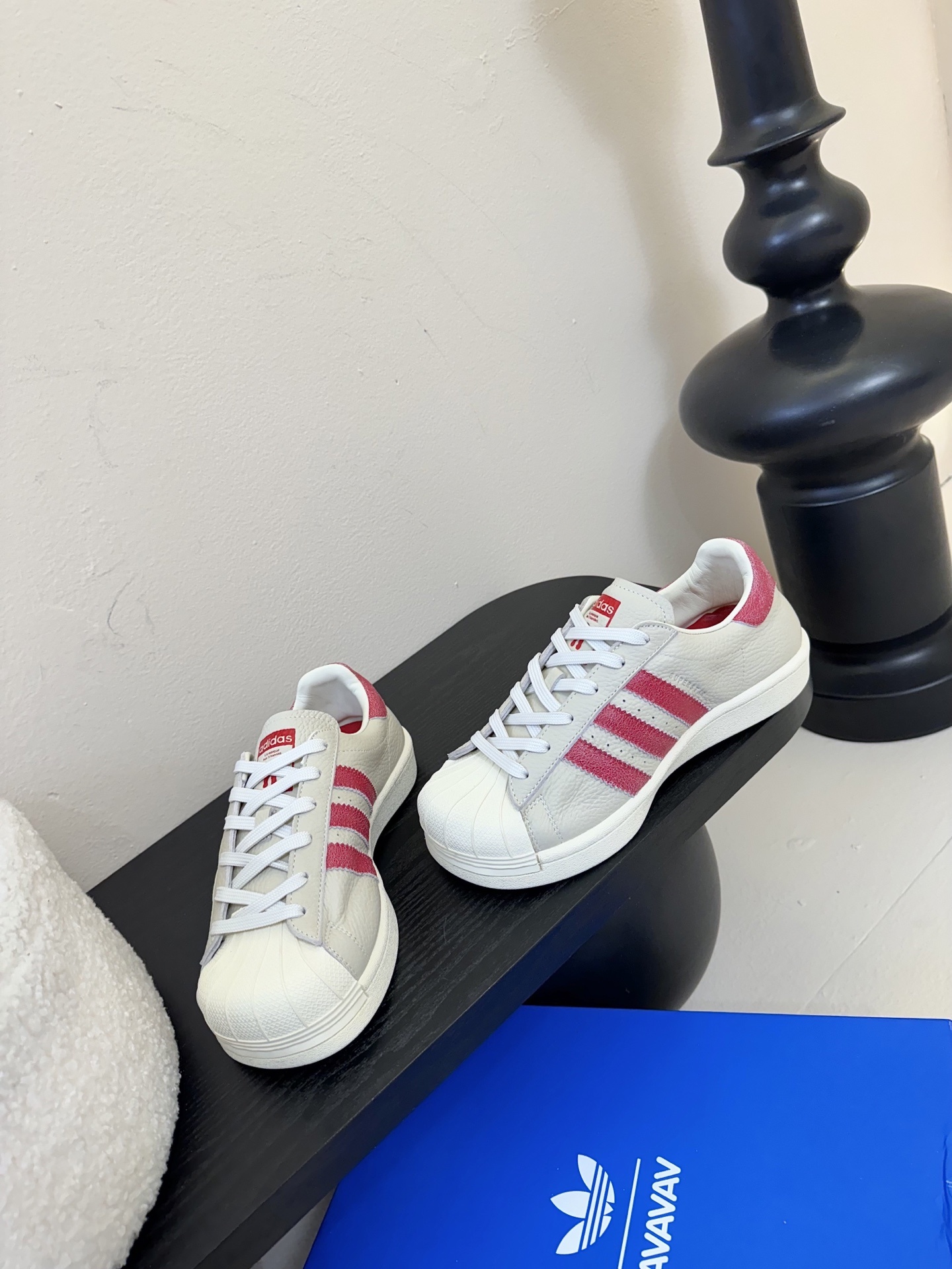 adidas 联名 avavav 25ss 贝壳头 滑板鞋
不同于上次联名,这次直接在贝壳头本体上