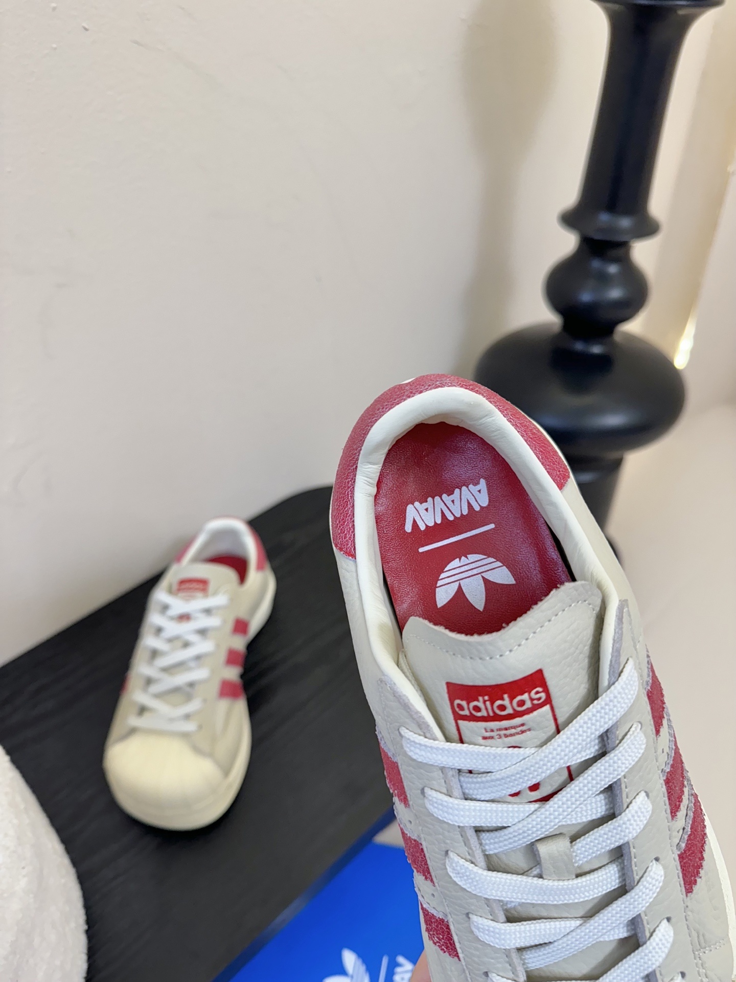 adidas 联名 avavav 25ss 贝壳头 滑板鞋
不同于上次联名,这次直接在贝壳头本体上