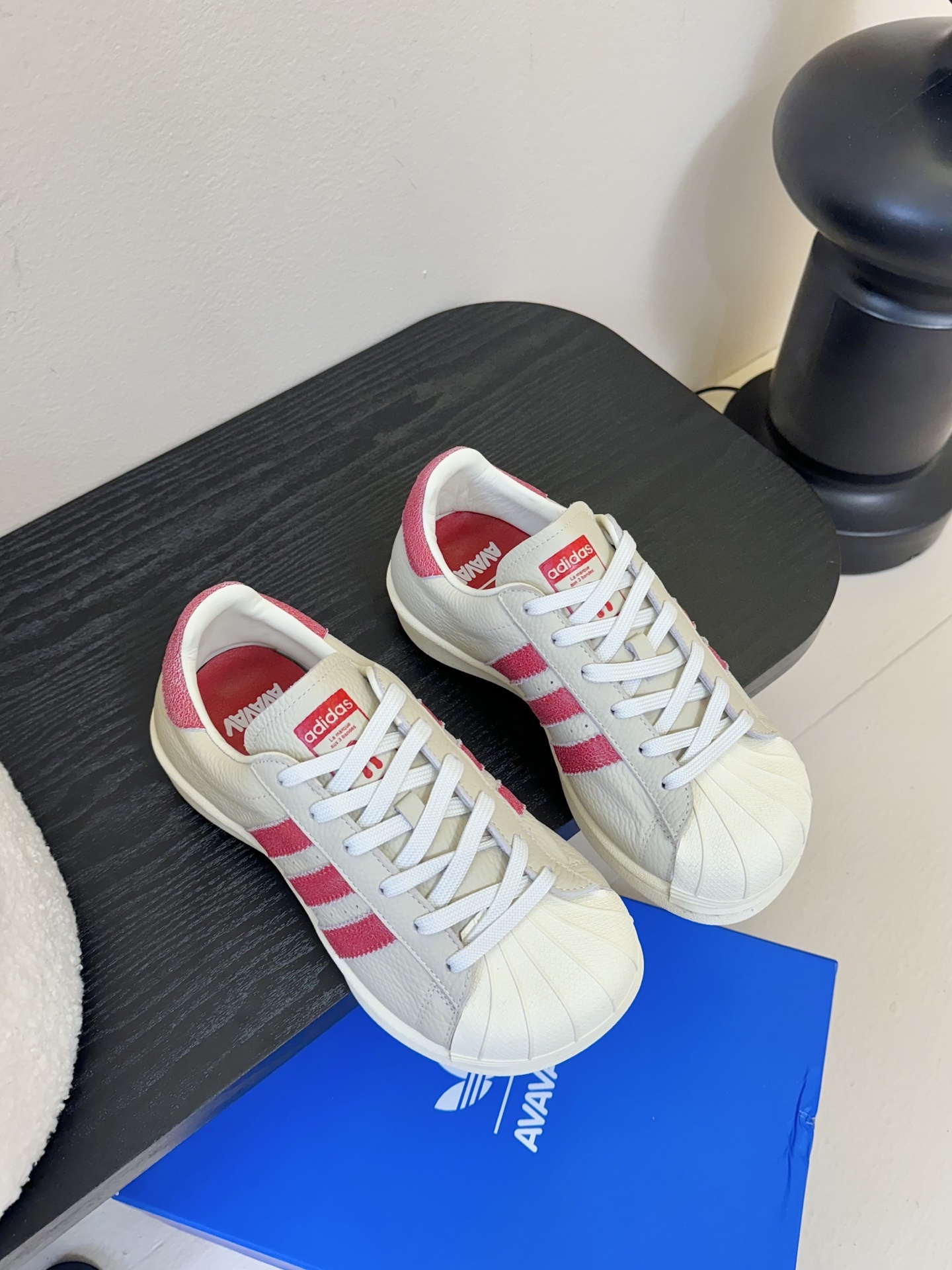 adidas 联名 avavav 25ss 贝壳头 滑板鞋
不同于上次联名,这次直接在贝壳头本体上