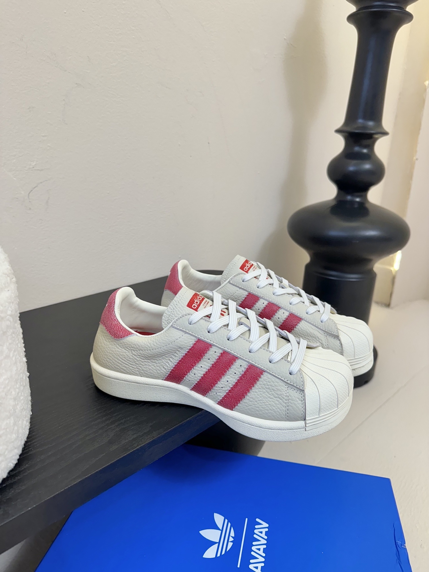adidas 联名 avavav 25ss 贝壳头 滑板鞋
不同于上次联名,这次直接在贝壳头本体上