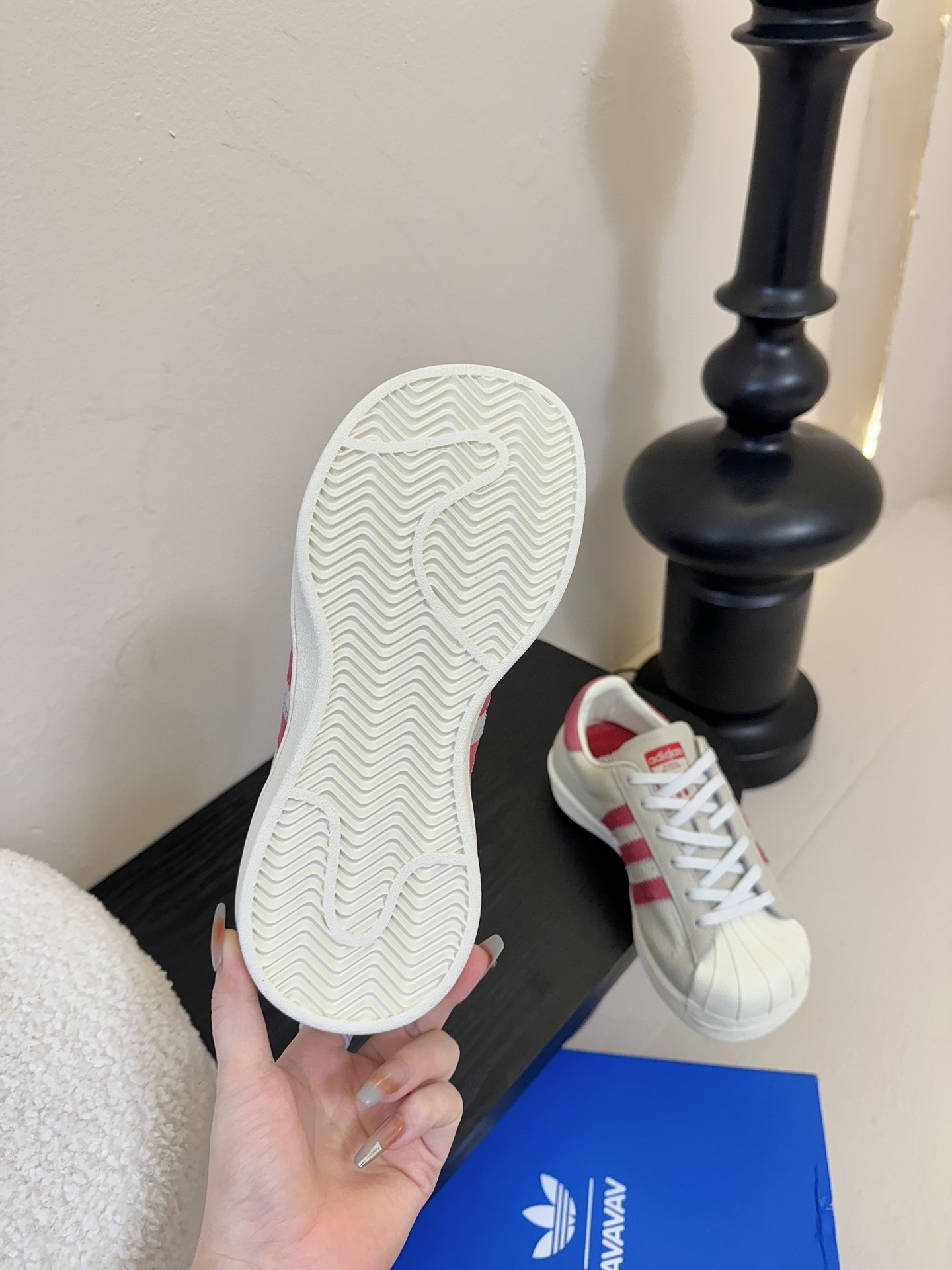 adidas 联名 avavav 25ss 贝壳头 滑板鞋
不同于上次联名,这次直接在贝壳头本体上