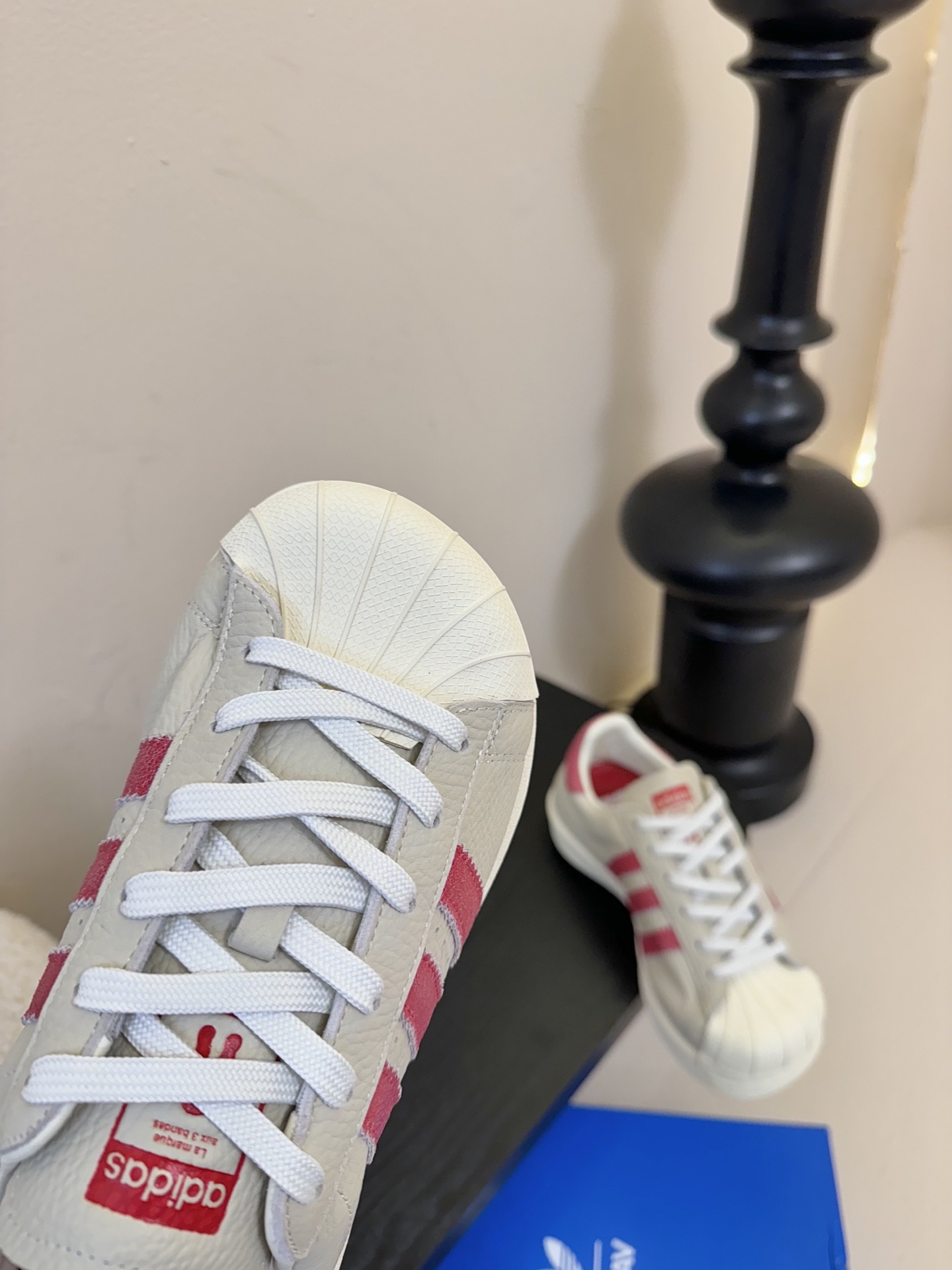 adidas 联名 avavav 25ss 贝壳头 滑板鞋
不同于上次联名,这次直接在贝壳头本体上