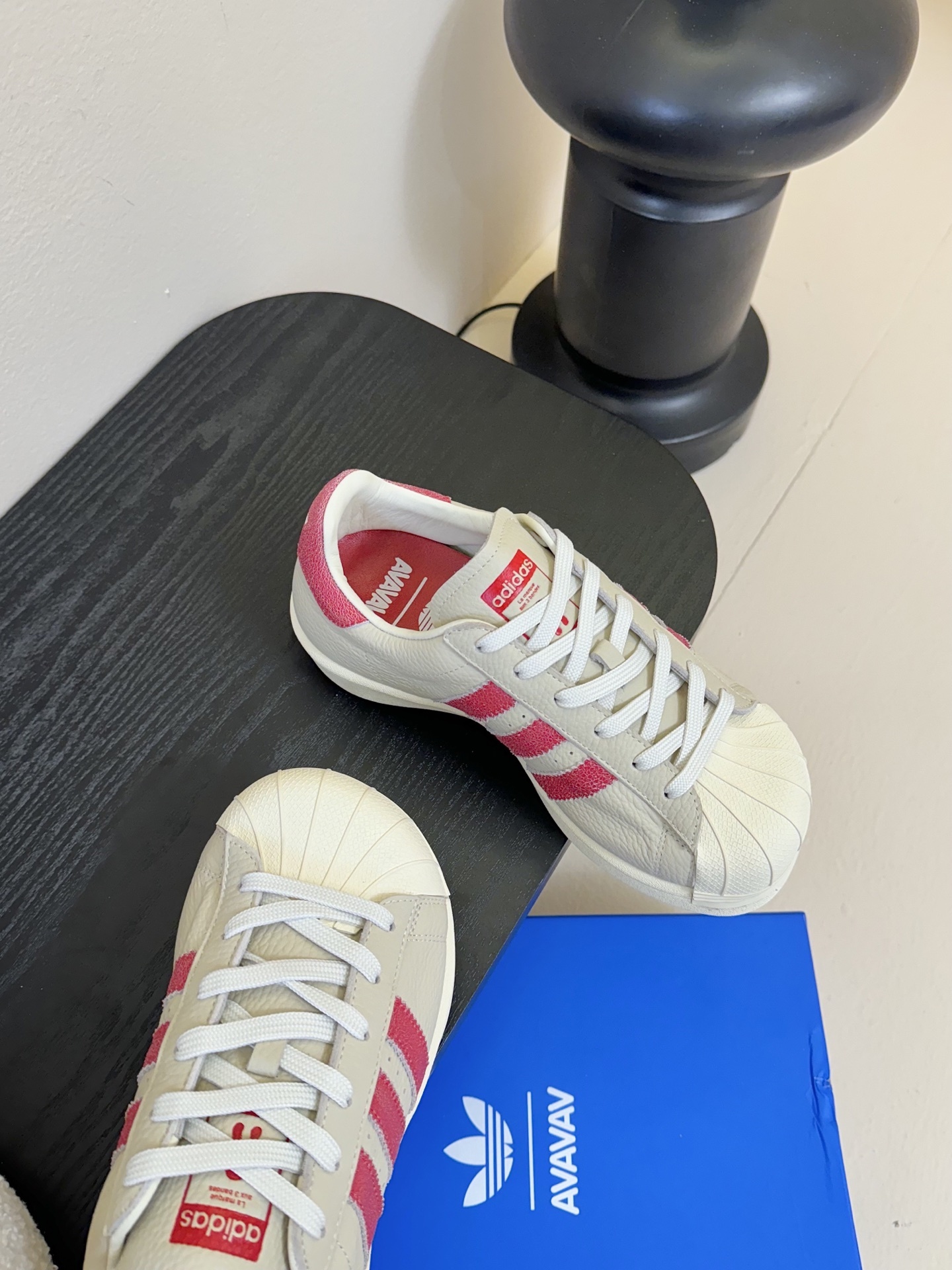 adidas 联名 avavav 25ss 贝壳头 滑板鞋
不同于上次联名,这次直接在贝壳头本体上