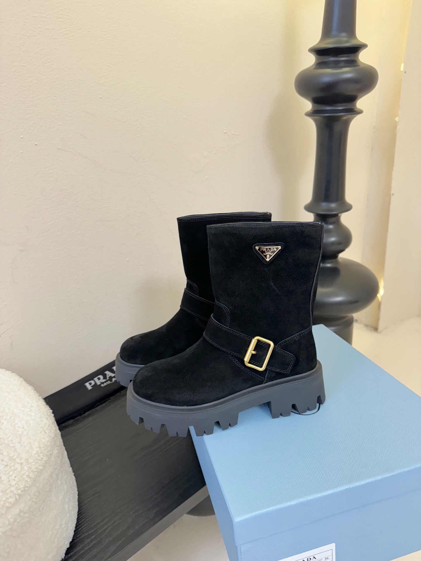 
PRADA 普拉达经典三角标一脚蹬王炸女靴 

冬天买不到的系列，绝对是今年的大爆款！！贼好看！Pra