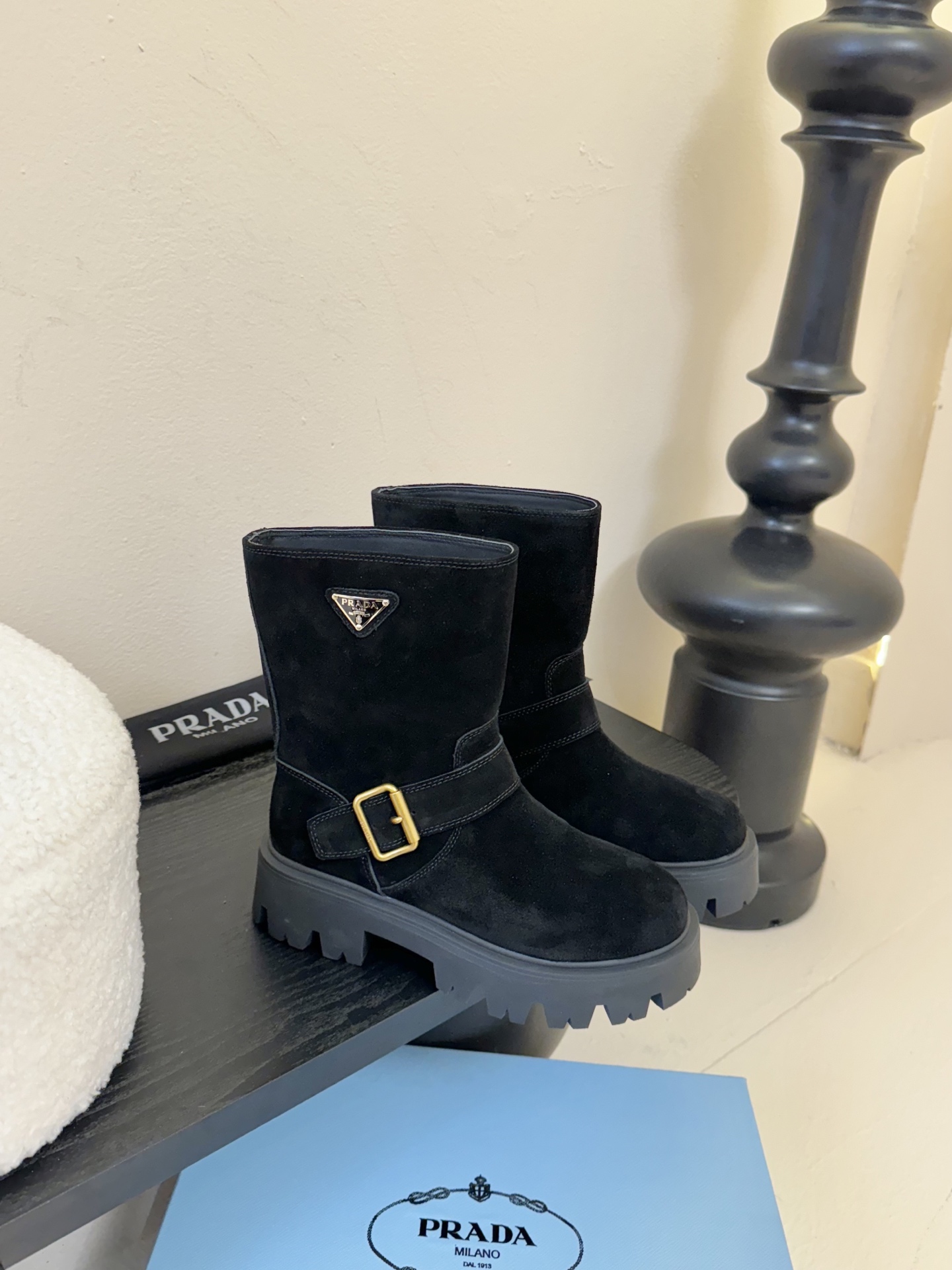 
PRADA 普拉达经典三角标一脚蹬王炸女靴 

冬天买不到的系列，绝对是今年的大爆款！！贼好看！Pra