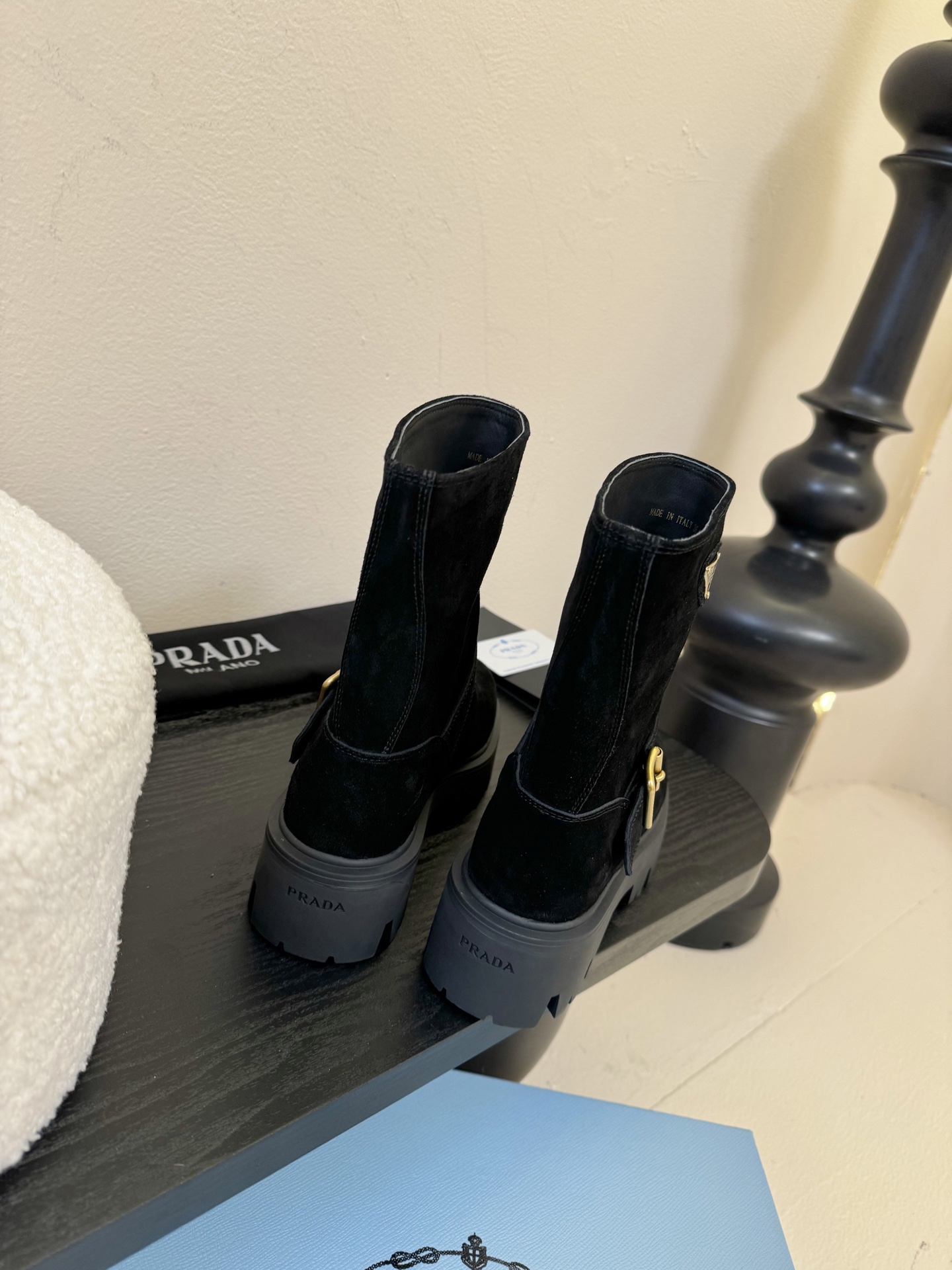 
PRADA 普拉达经典三角标一脚蹬王炸女靴 

冬天买不到的系列，绝对是今年的大爆款！！贼好看！Pra