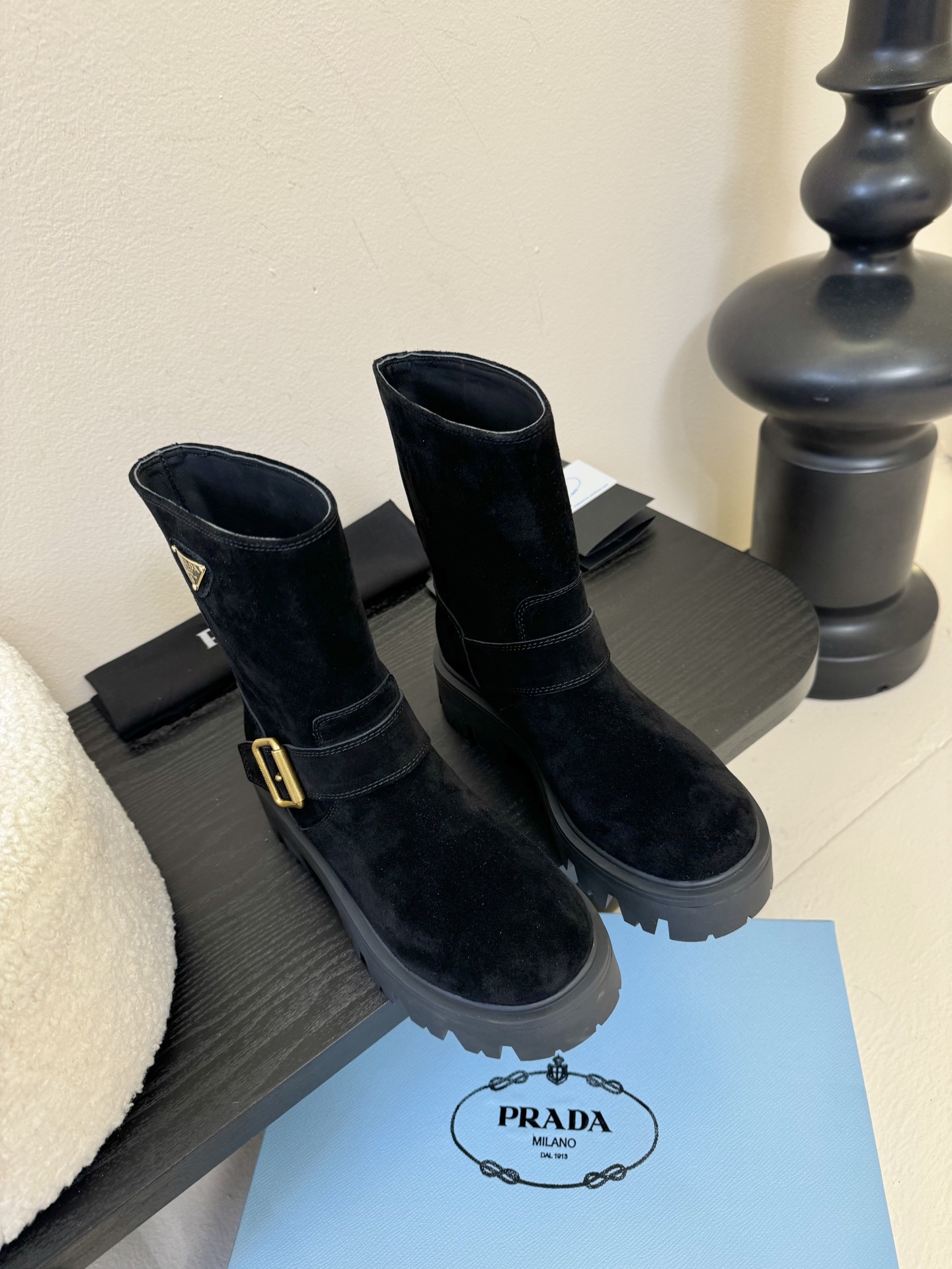 
PRADA 普拉达经典三角标一脚蹬王炸女靴 

冬天买不到的系列，绝对是今年的大爆款！！贼好看！Pra