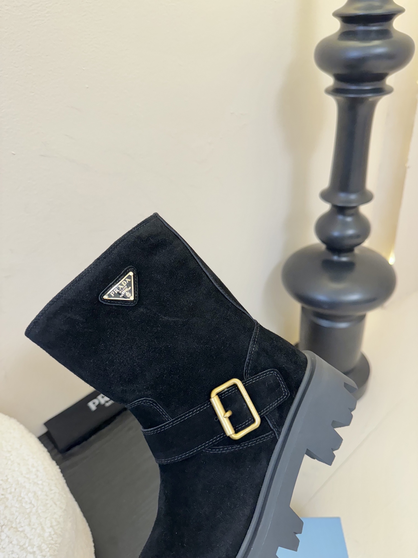 
PRADA 普拉达经典三角标一脚蹬王炸女靴 

冬天买不到的系列，绝对是今年的大爆款！！贼好看！Pra