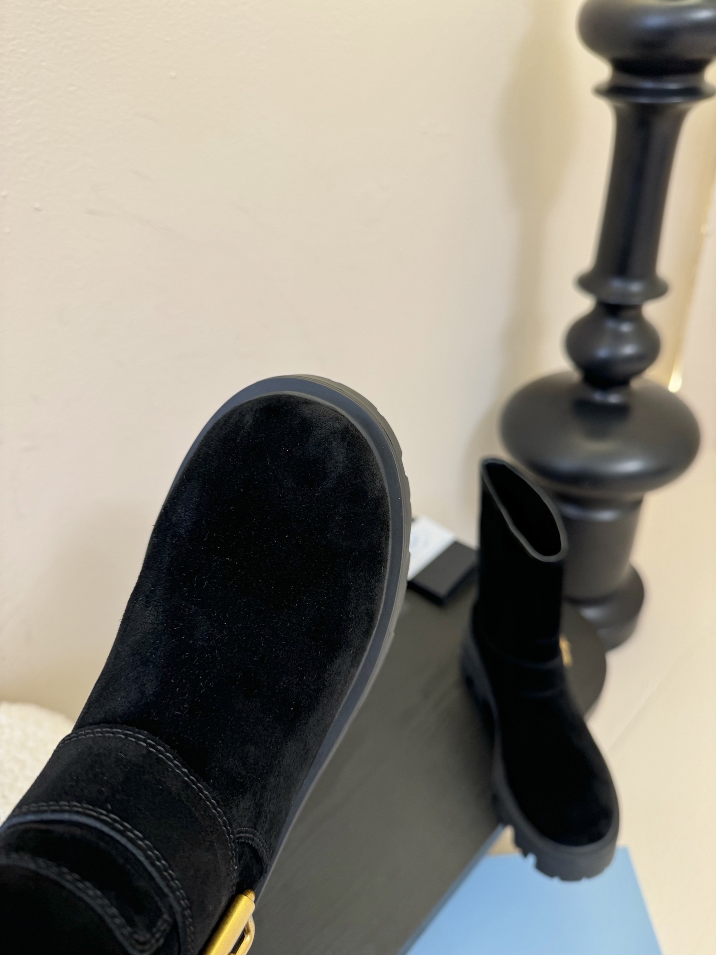 
PRADA 普拉达经典三角标一脚蹬王炸女靴 

冬天买不到的系列，绝对是今年的大爆款！！贼好看！Pra