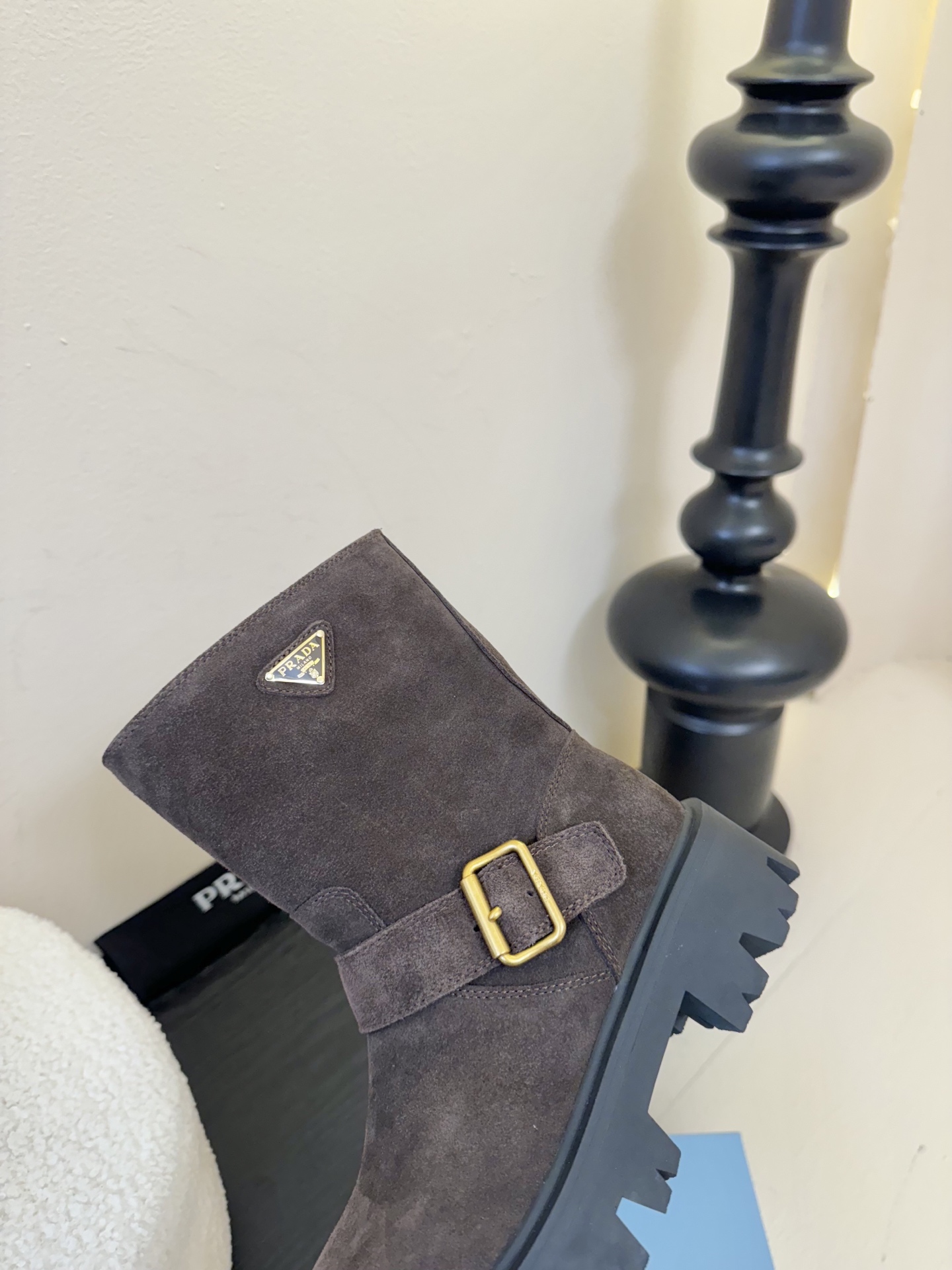 
PRADA 普拉达经典三角标一脚蹬王炸女靴 

冬天买不到的系列，绝对是今年的大爆款！！贼好看！Pra