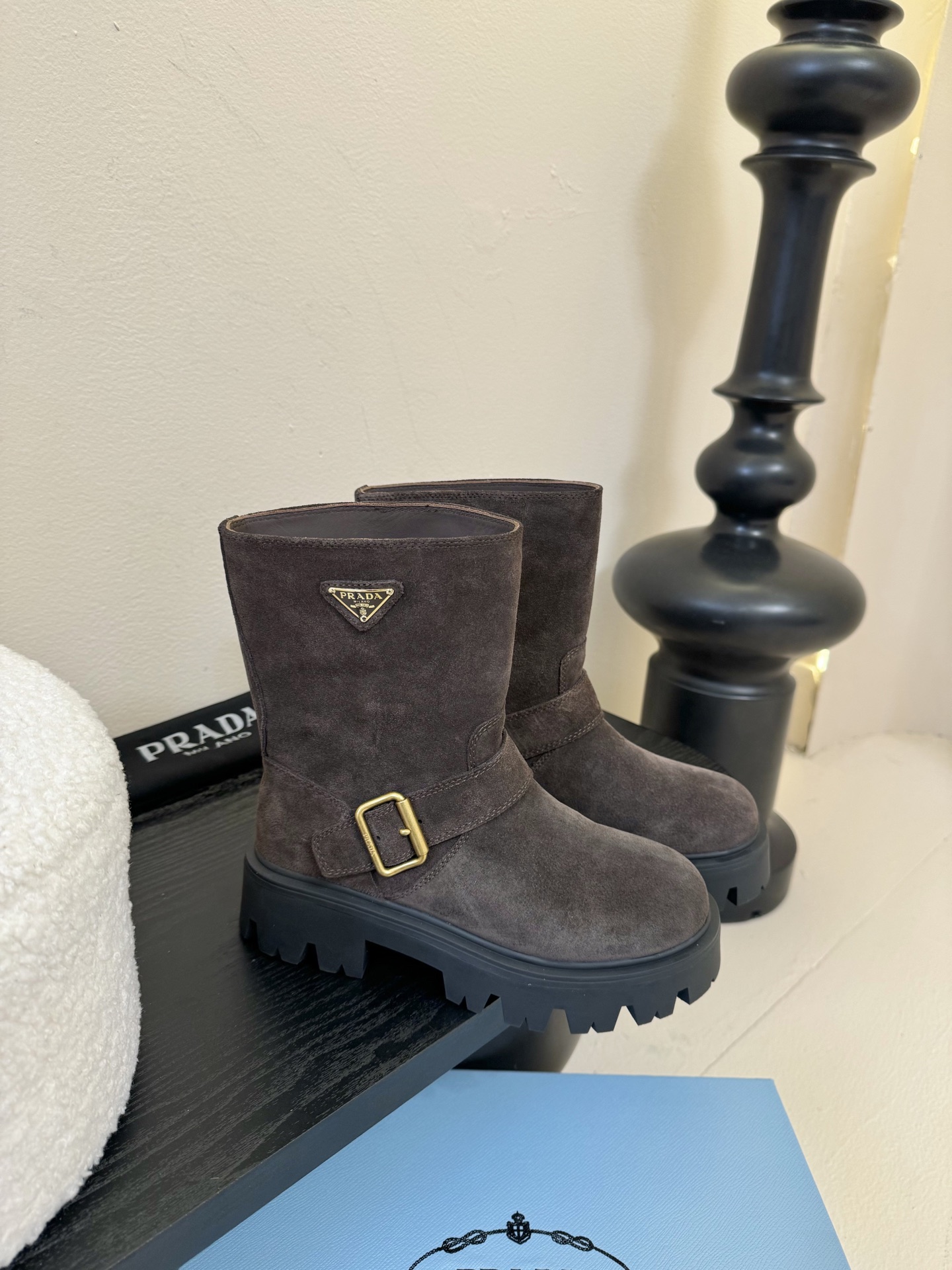 
PRADA 普拉达经典三角标一脚蹬王炸女靴 

冬天买不到的系列，绝对是今年的大爆款！！贼好看！Pra