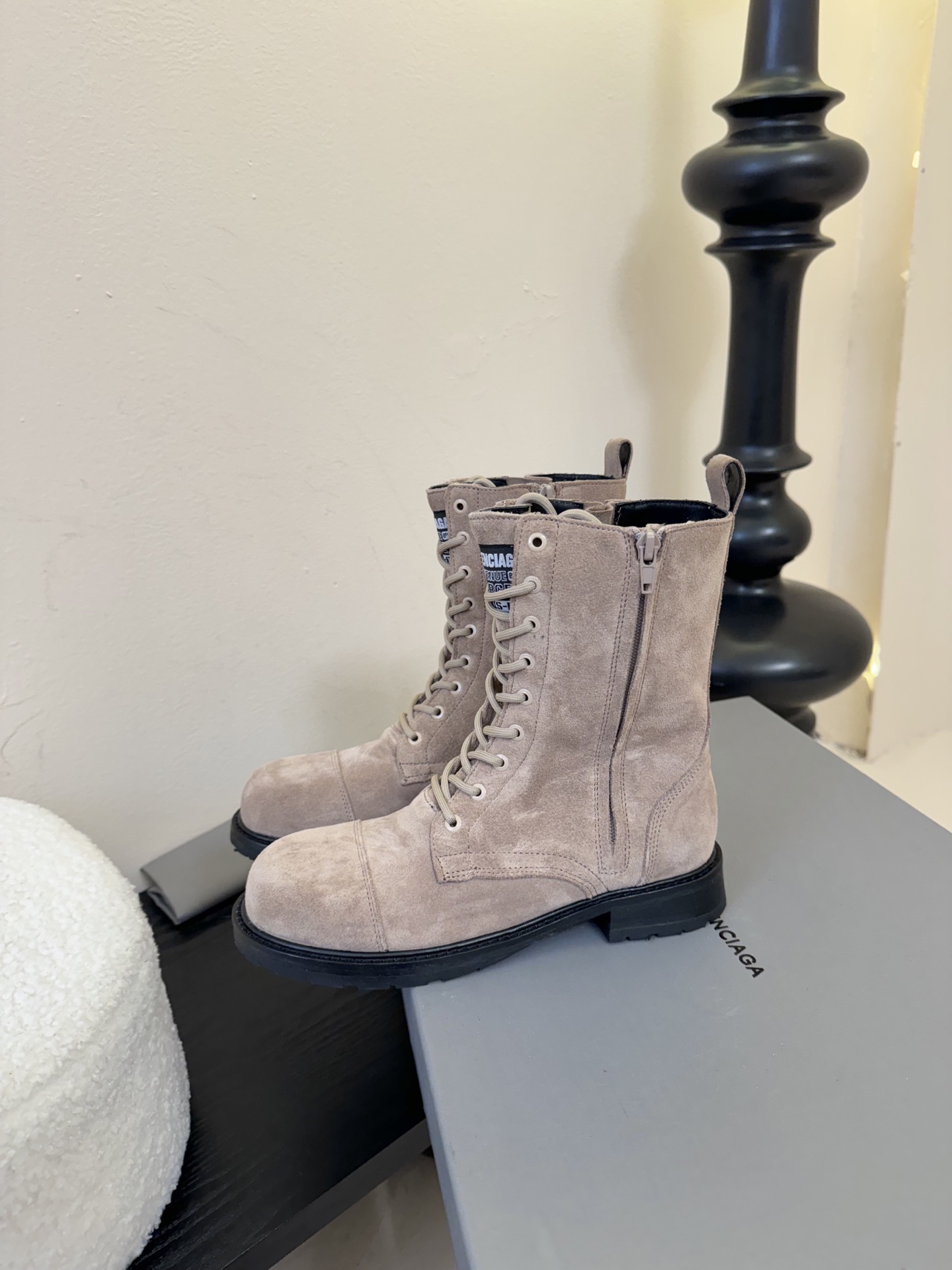 
  Balenciaga巴黎世家走秀款短靴、巴黎时装周重磅新品，海外各大博主相继大秀金卡戴珊Karda