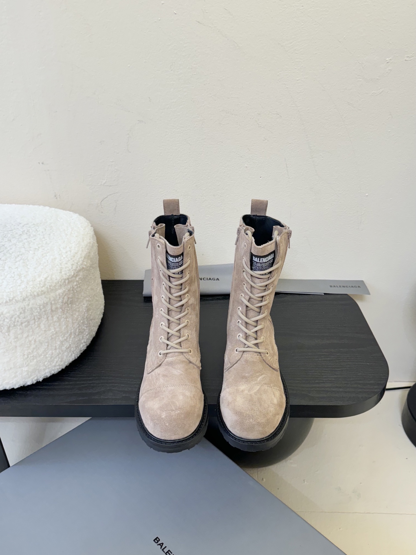 
  Balenciaga巴黎世家走秀款短靴、巴黎时装周重磅新品，海外各大博主相继大秀金卡戴珊Karda