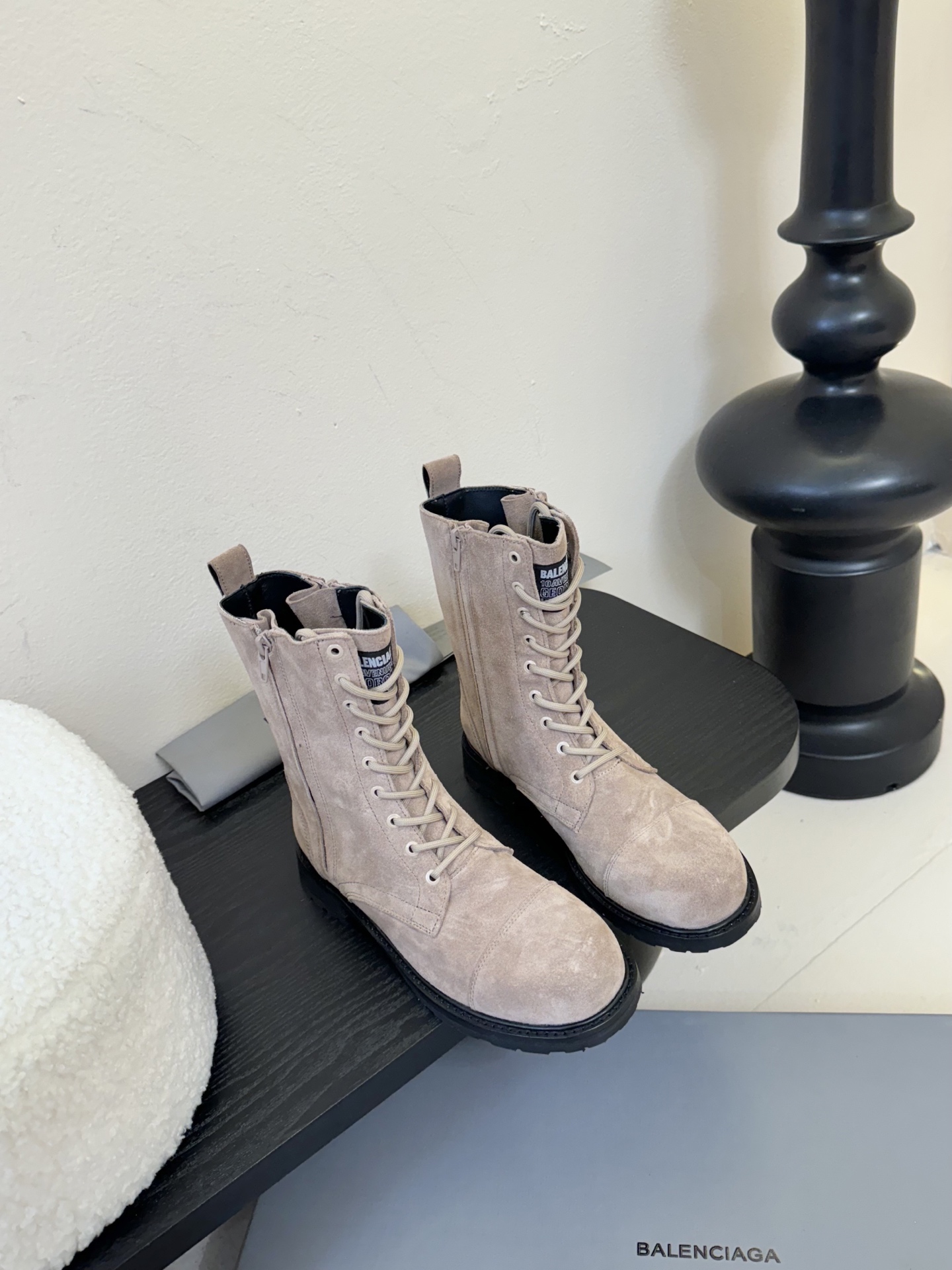 
  Balenciaga巴黎世家走秀款短靴、巴黎时装周重磅新品，海外各大博主相继大秀金卡戴珊Karda