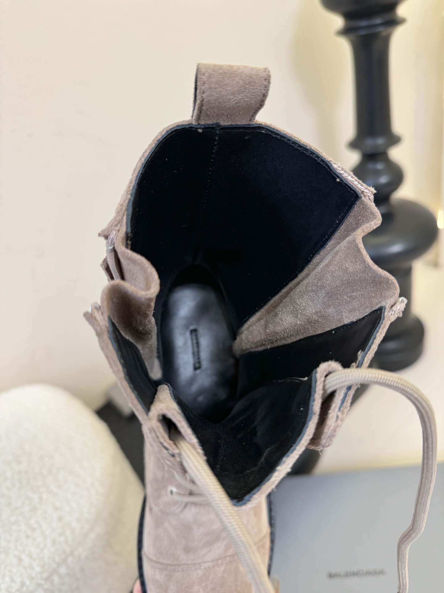
  Balenciaga巴黎世家走秀款短靴、巴黎时装周重磅新品，海外各大博主相继大秀金卡戴珊Karda