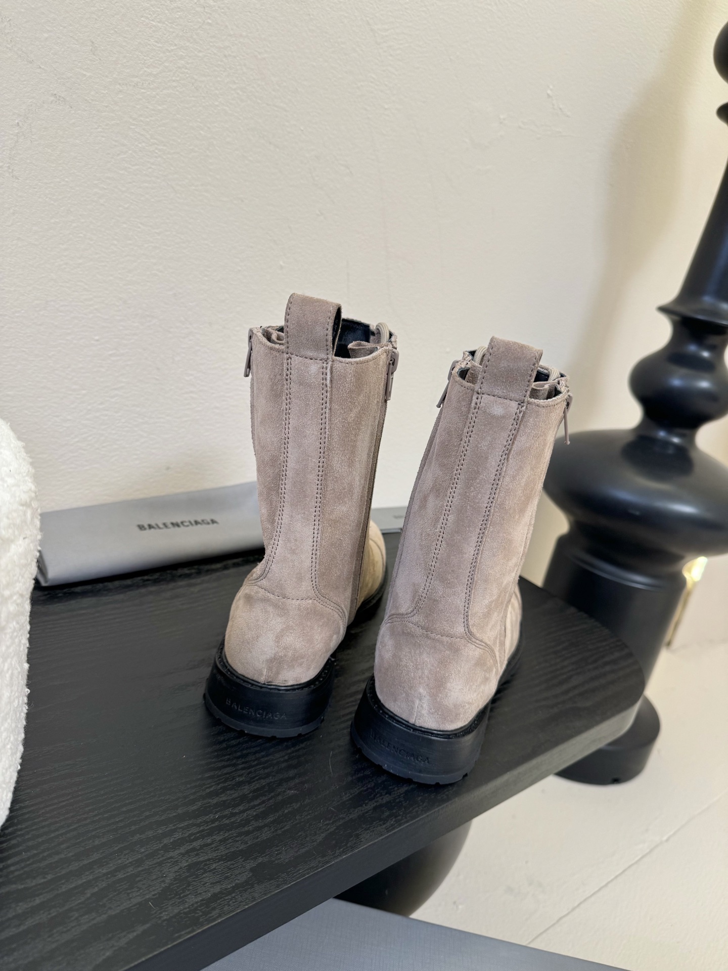 
  Balenciaga巴黎世家走秀款短靴、巴黎时装周重磅新品，海外各大博主相继大秀金卡戴珊Karda