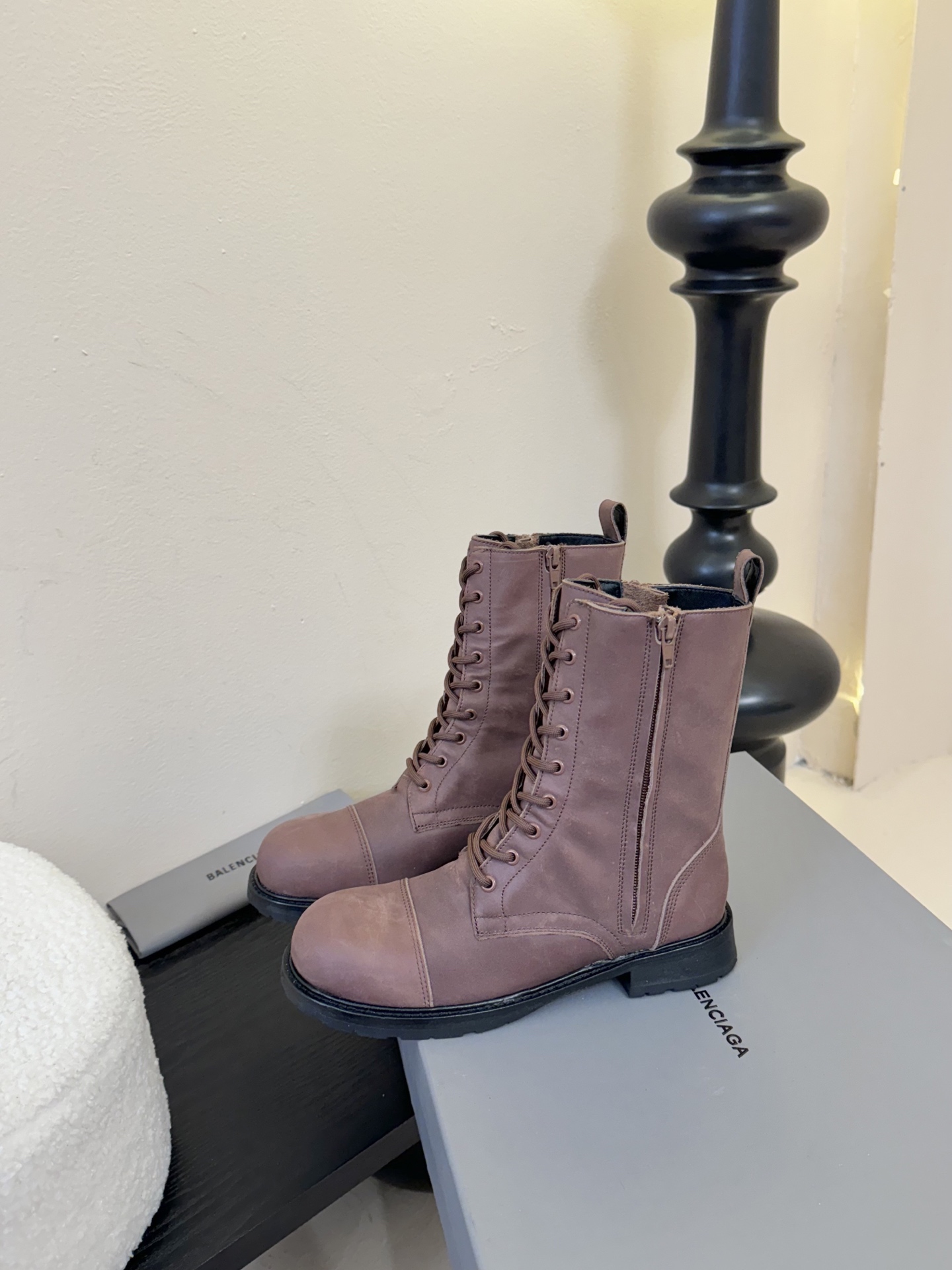 
  Balenciaga巴黎世家走秀款短靴、巴黎时装周重磅新品，海外各大博主相继大秀金卡戴珊Karda