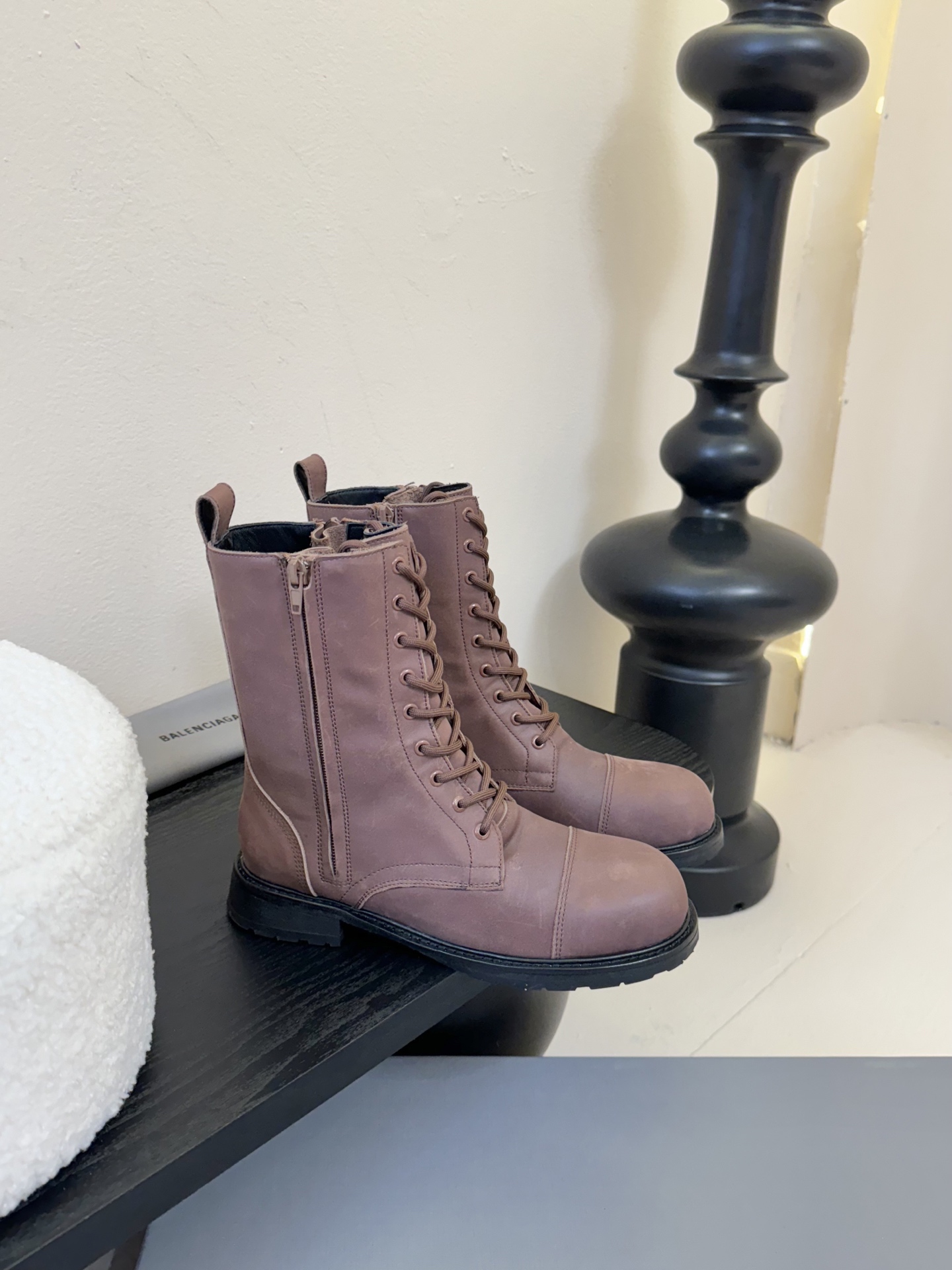 
  Balenciaga巴黎世家走秀款短靴、巴黎时装周重磅新品，海外各大博主相继大秀金卡戴珊Karda