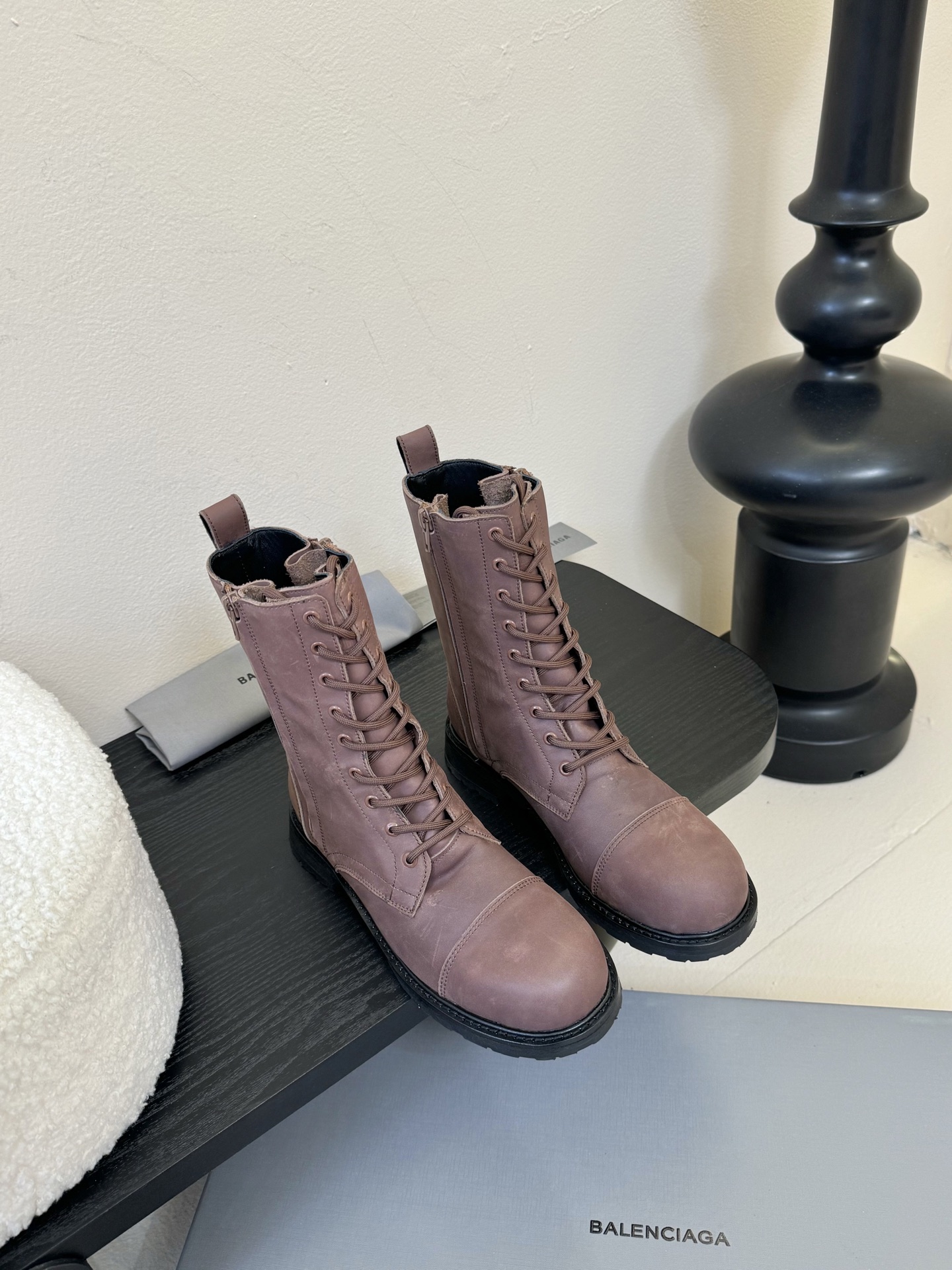 
  Balenciaga巴黎世家走秀款短靴、巴黎时装周重磅新品，海外各大博主相继大秀金卡戴珊Karda