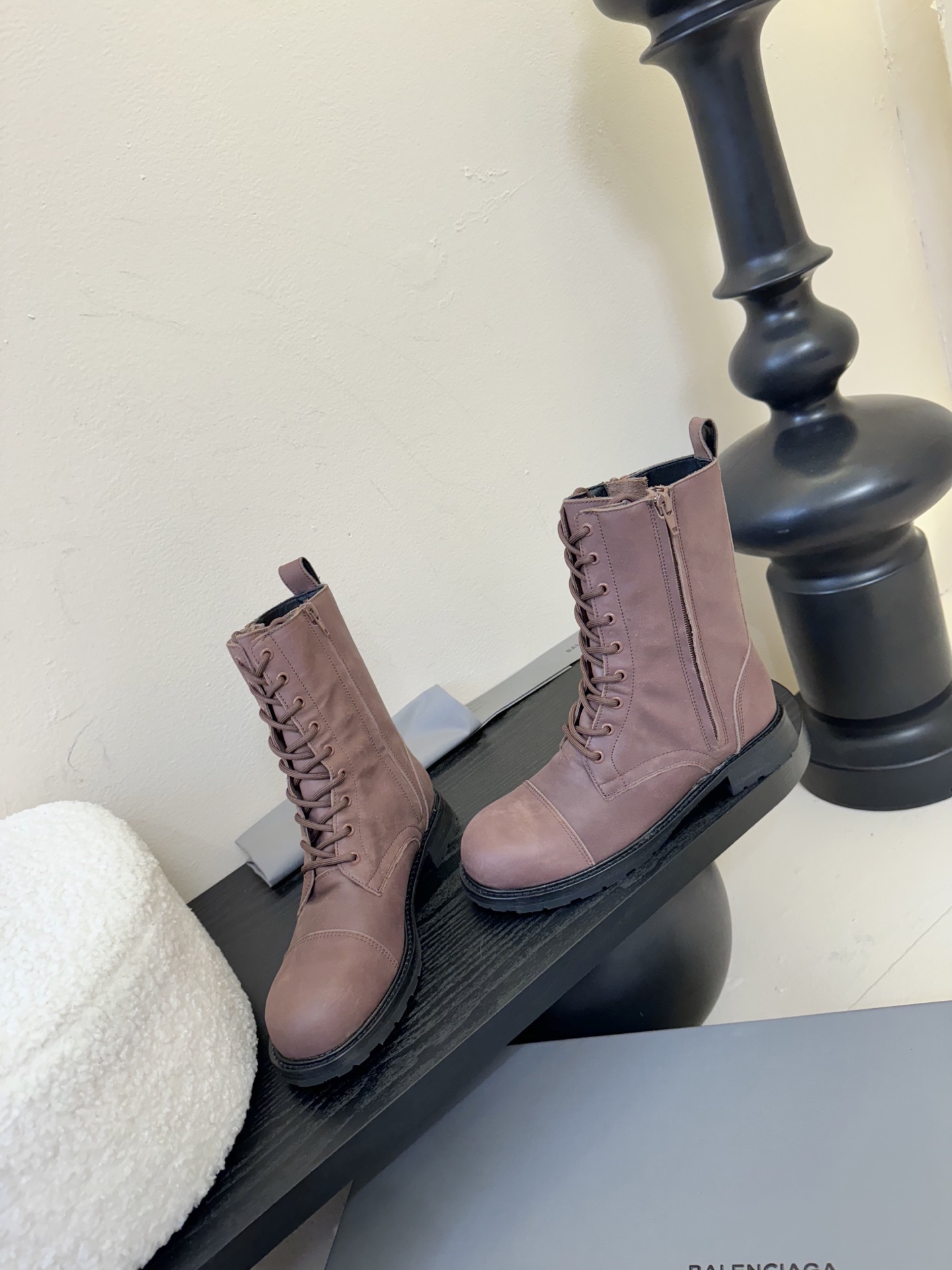 
  Balenciaga巴黎世家走秀款短靴、巴黎时装周重磅新品，海外各大博主相继大秀金卡戴珊Karda