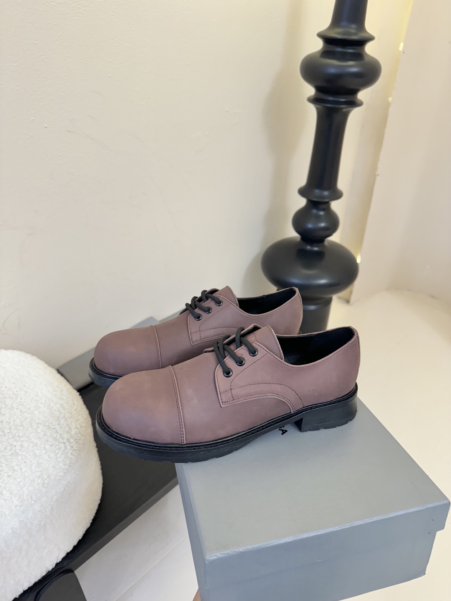 
  Balenciaga巴黎世家走秀款乐福鞋、巴黎时装周重磅新品，海外各大博主相继大秀金卡戴珊Kard