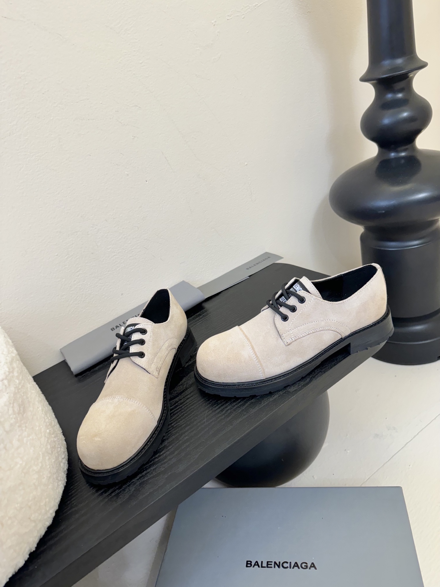 
  Balenciaga巴黎世家走秀款乐福鞋、巴黎时装周重磅新品，海外各大博主相继大秀金卡戴珊Kard
