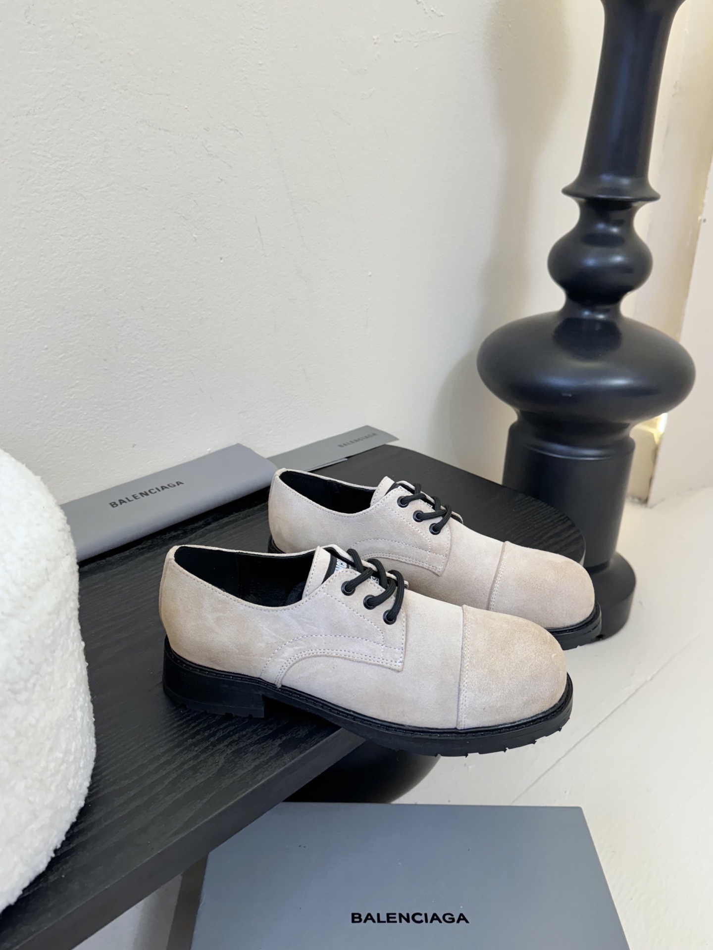 
  Balenciaga巴黎世家走秀款乐福鞋、巴黎时装周重磅新品，海外各大博主相继大秀金卡戴珊Kard