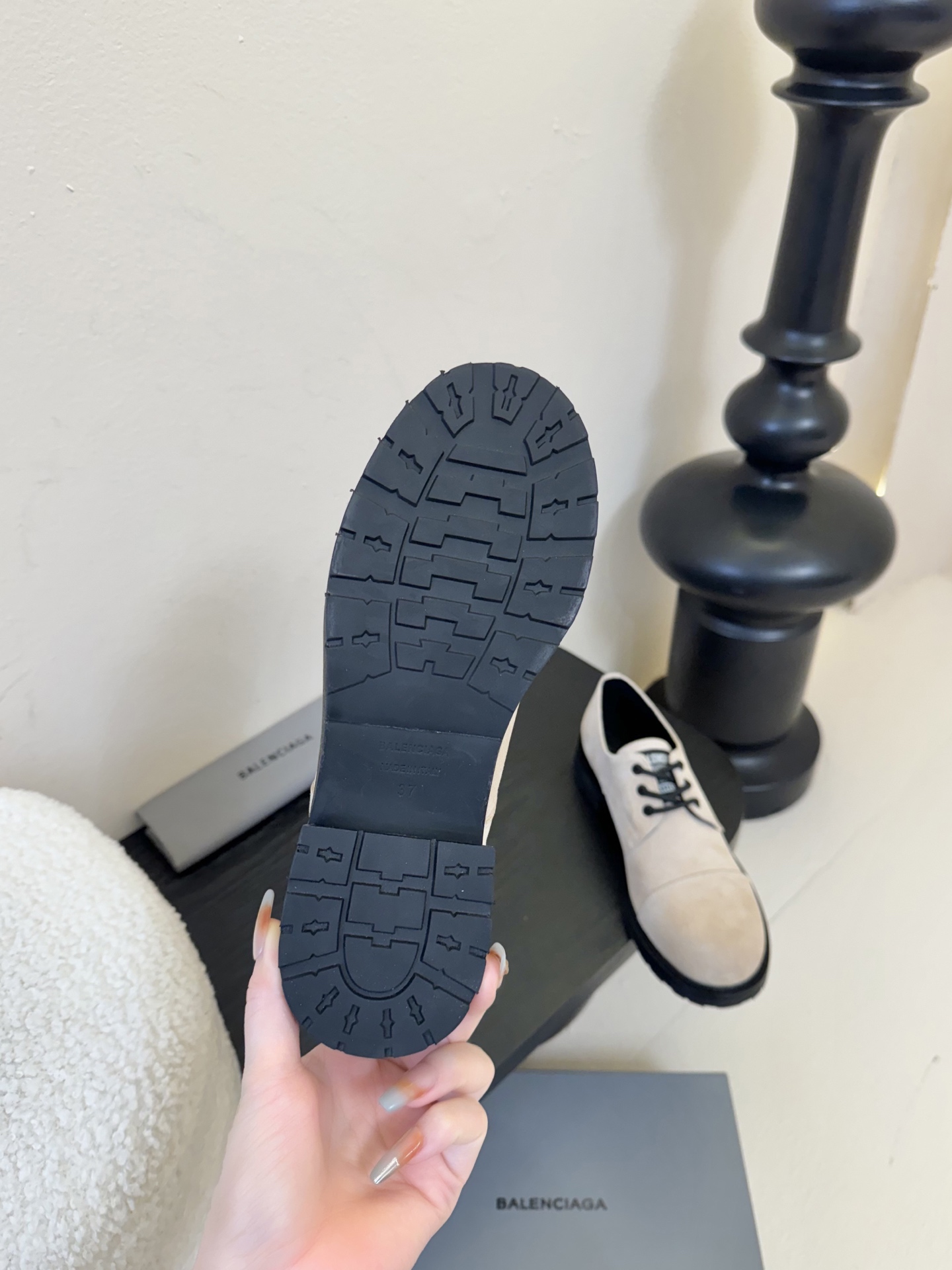 
  Balenciaga巴黎世家走秀款乐福鞋、巴黎时装周重磅新品，海外各大博主相继大秀金卡戴珊Kard