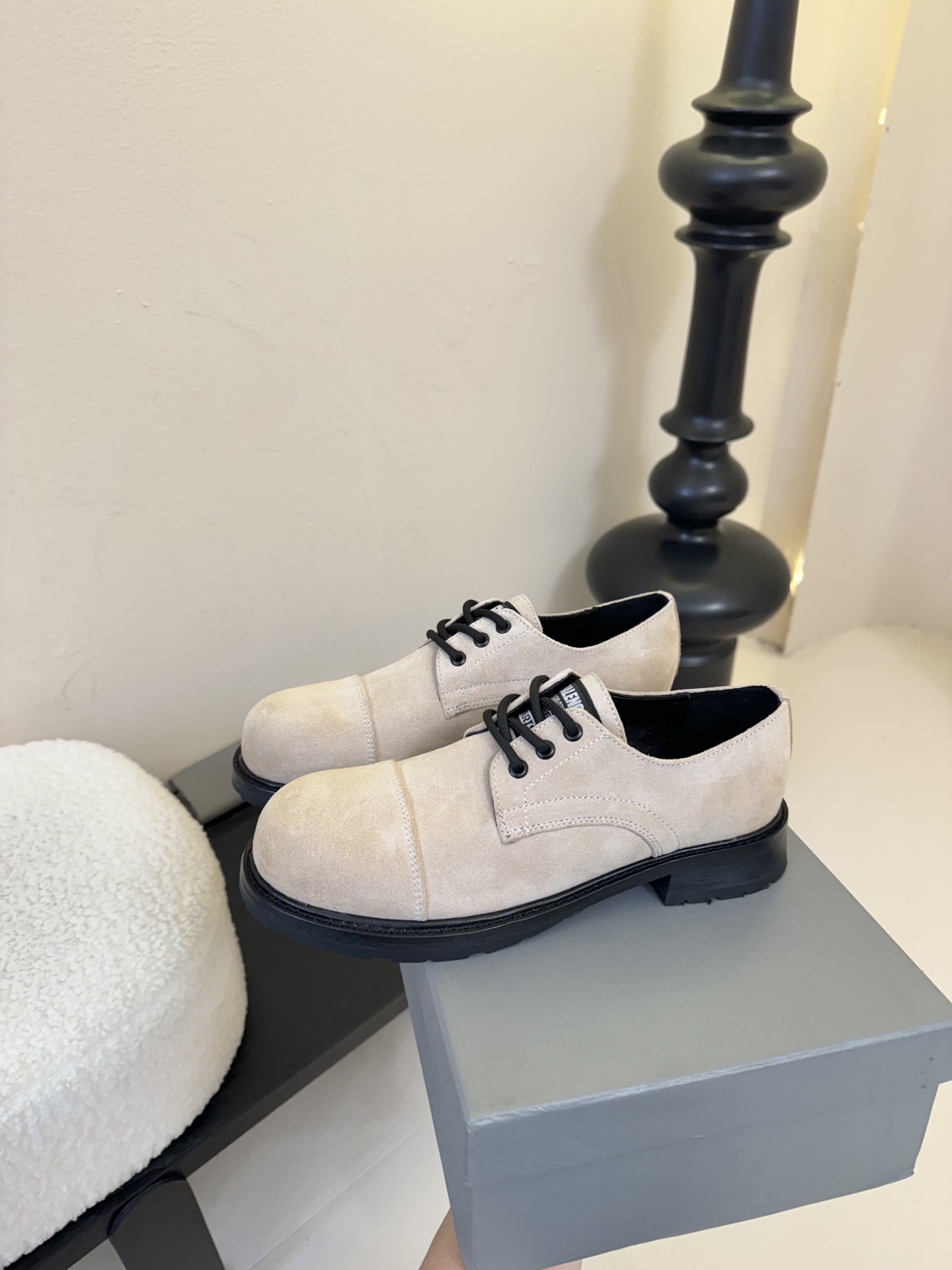 
  Balenciaga巴黎世家走秀款乐福鞋、巴黎时装周重磅新品，海外各大博主相继大秀金卡戴珊Kard