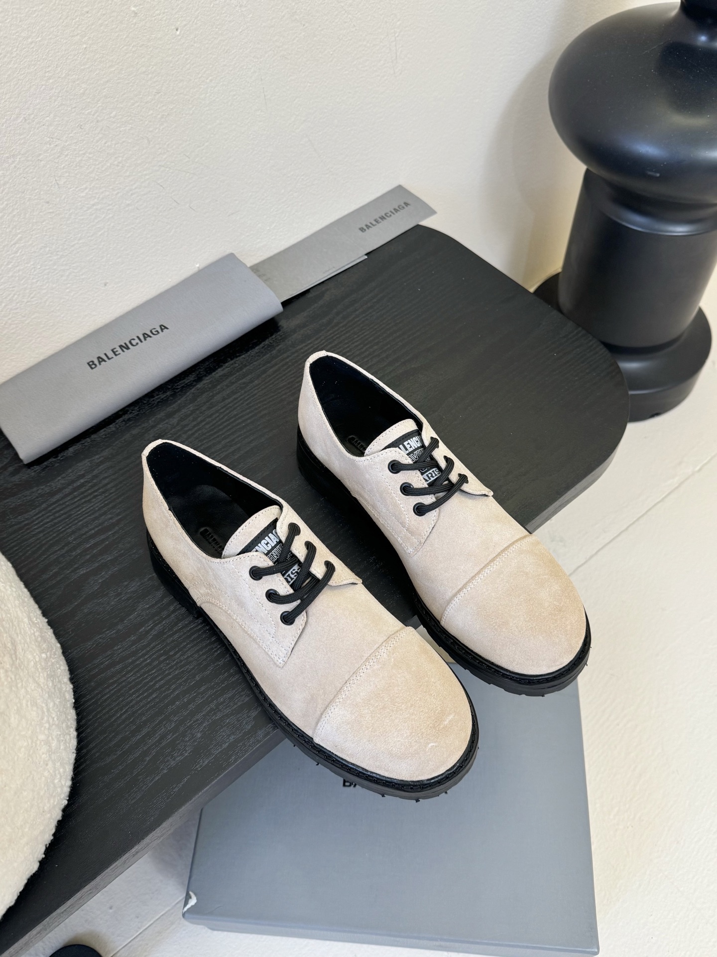 
  Balenciaga巴黎世家走秀款乐福鞋、巴黎时装周重磅新品，海外各大博主相继大秀金卡戴珊Kard