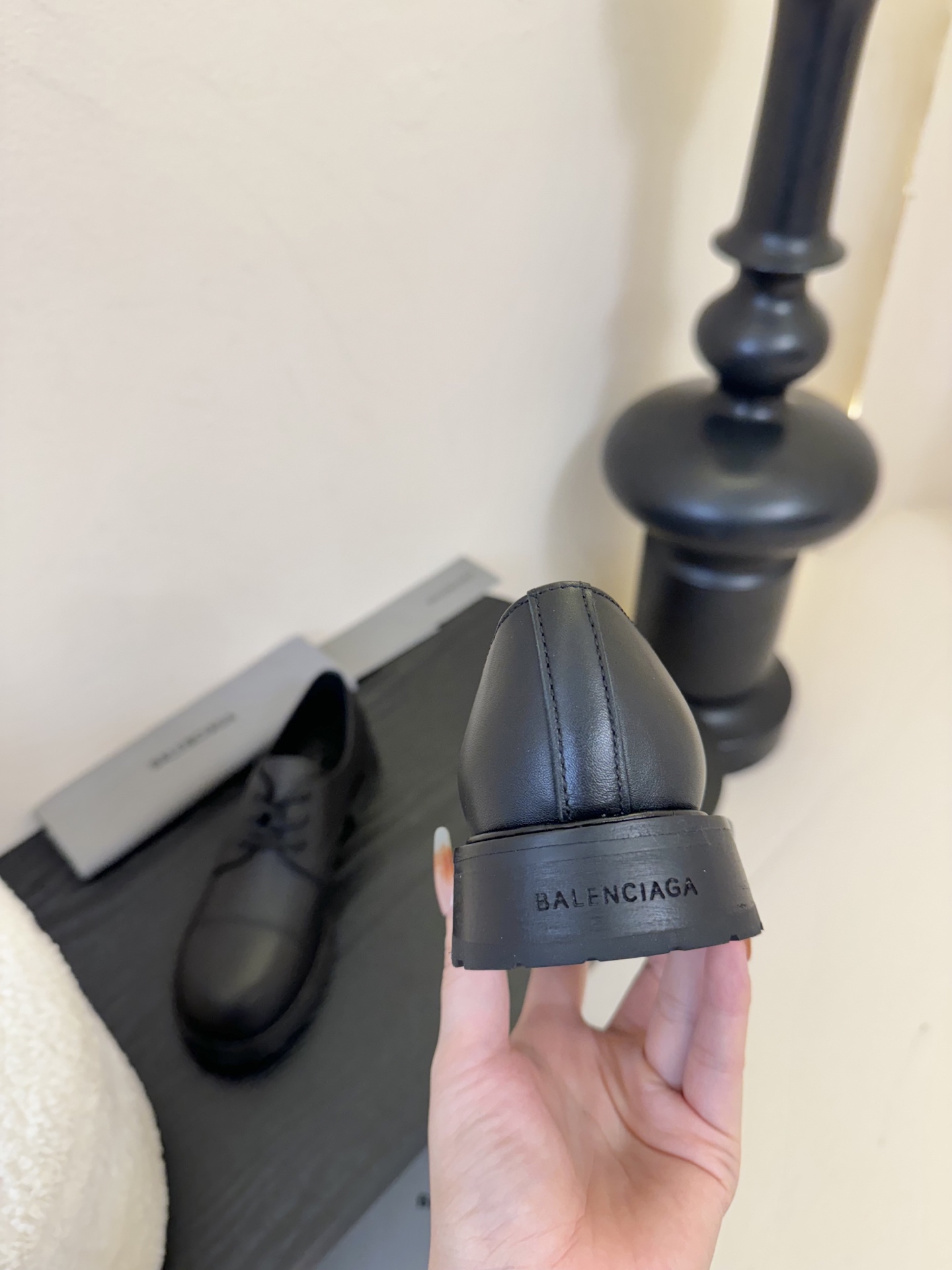 
  Balenciaga巴黎世家走秀款乐福鞋、巴黎时装周重磅新品，海外各大博主相继大秀金卡戴珊Kard