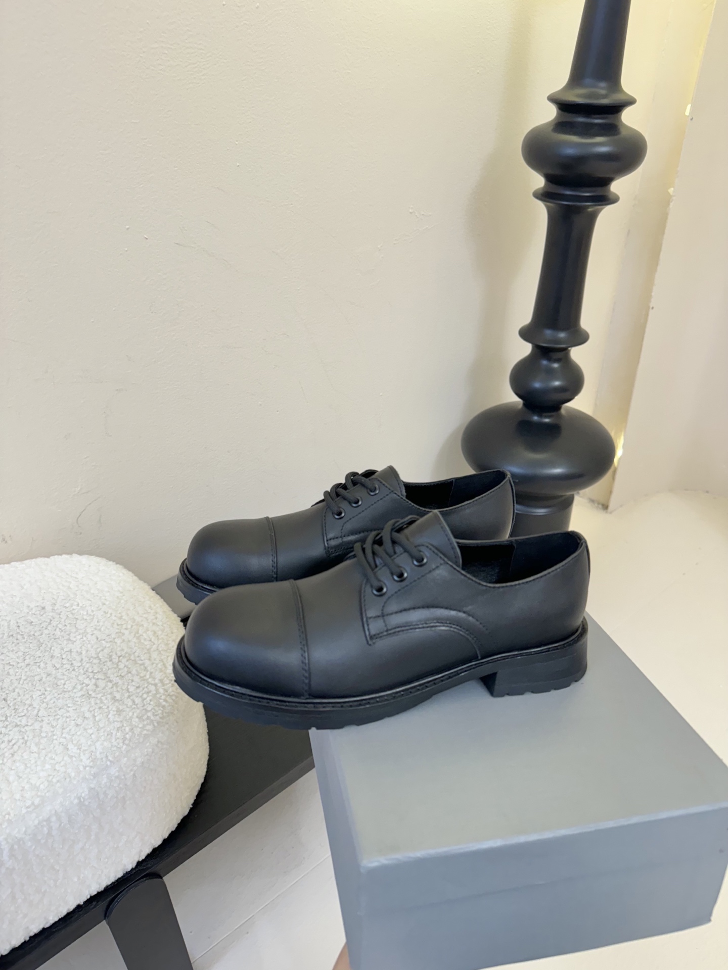 
  Balenciaga巴黎世家走秀款乐福鞋、巴黎时装周重磅新品，海外各大博主相继大秀金卡戴珊Kard