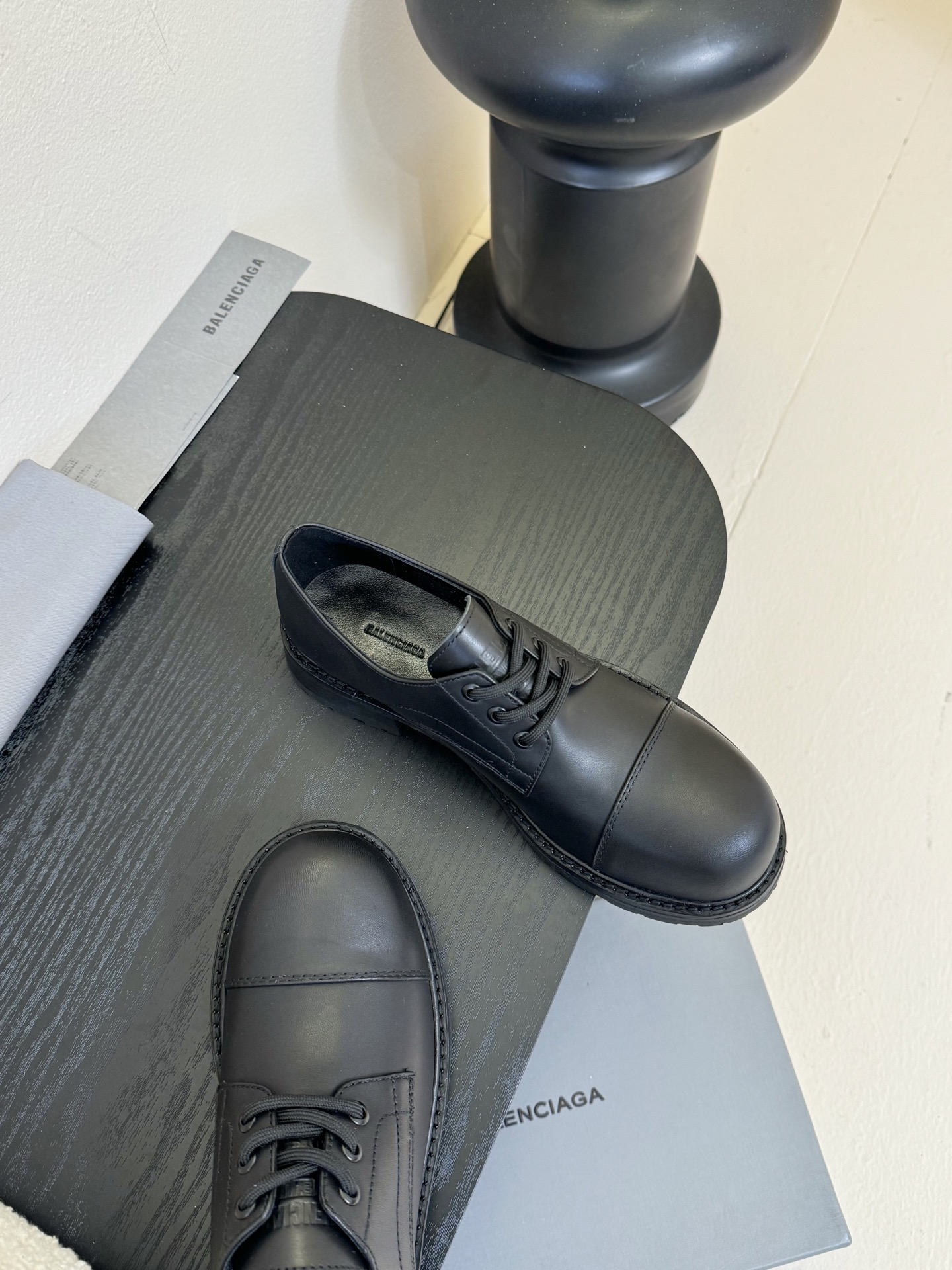 
  Balenciaga巴黎世家走秀款乐福鞋、巴黎时装周重磅新品，海外各大博主相继大秀金卡戴珊Kard