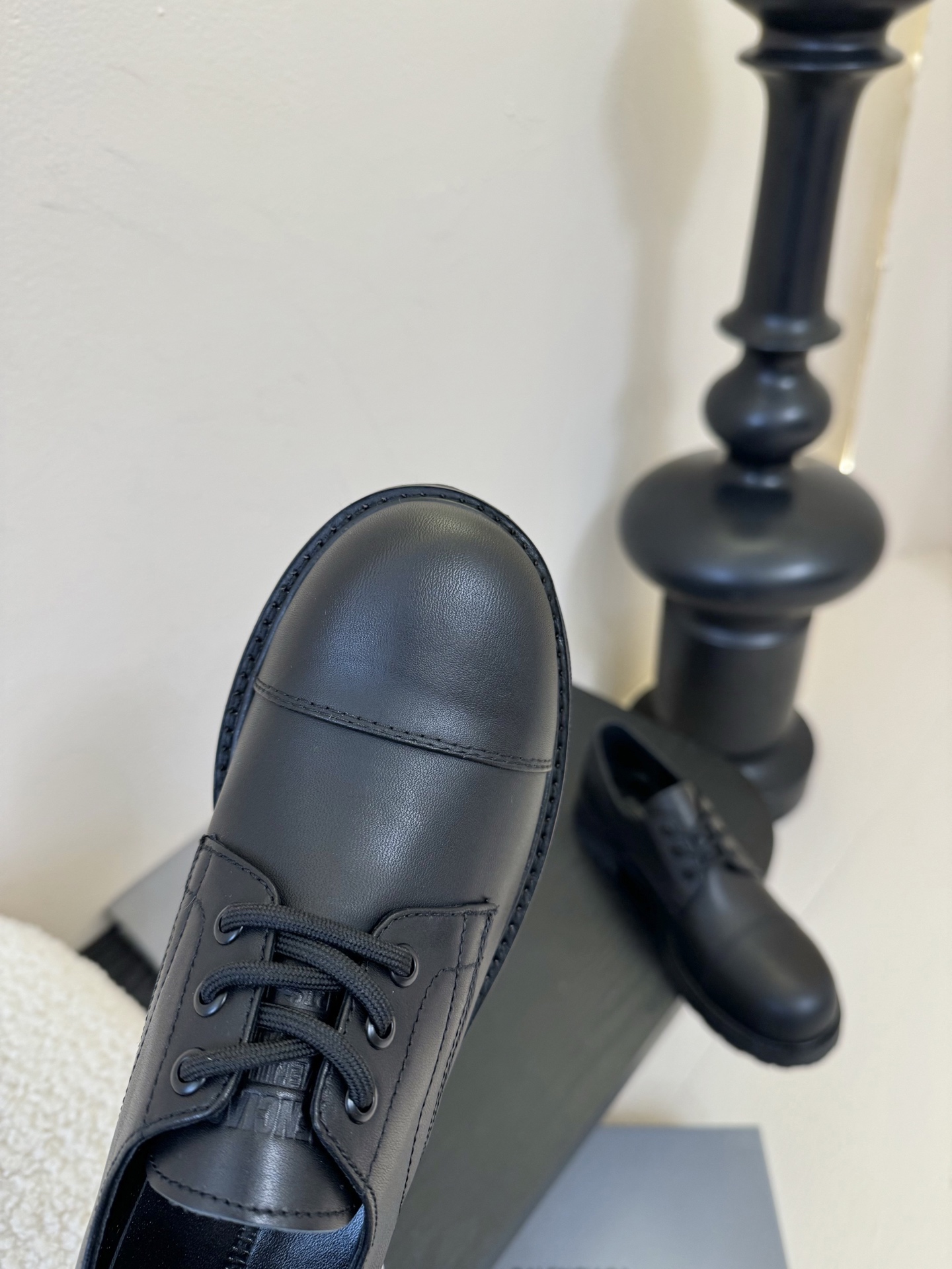
  Balenciaga巴黎世家走秀款乐福鞋、巴黎时装周重磅新品，海外各大博主相继大秀金卡戴珊Kard