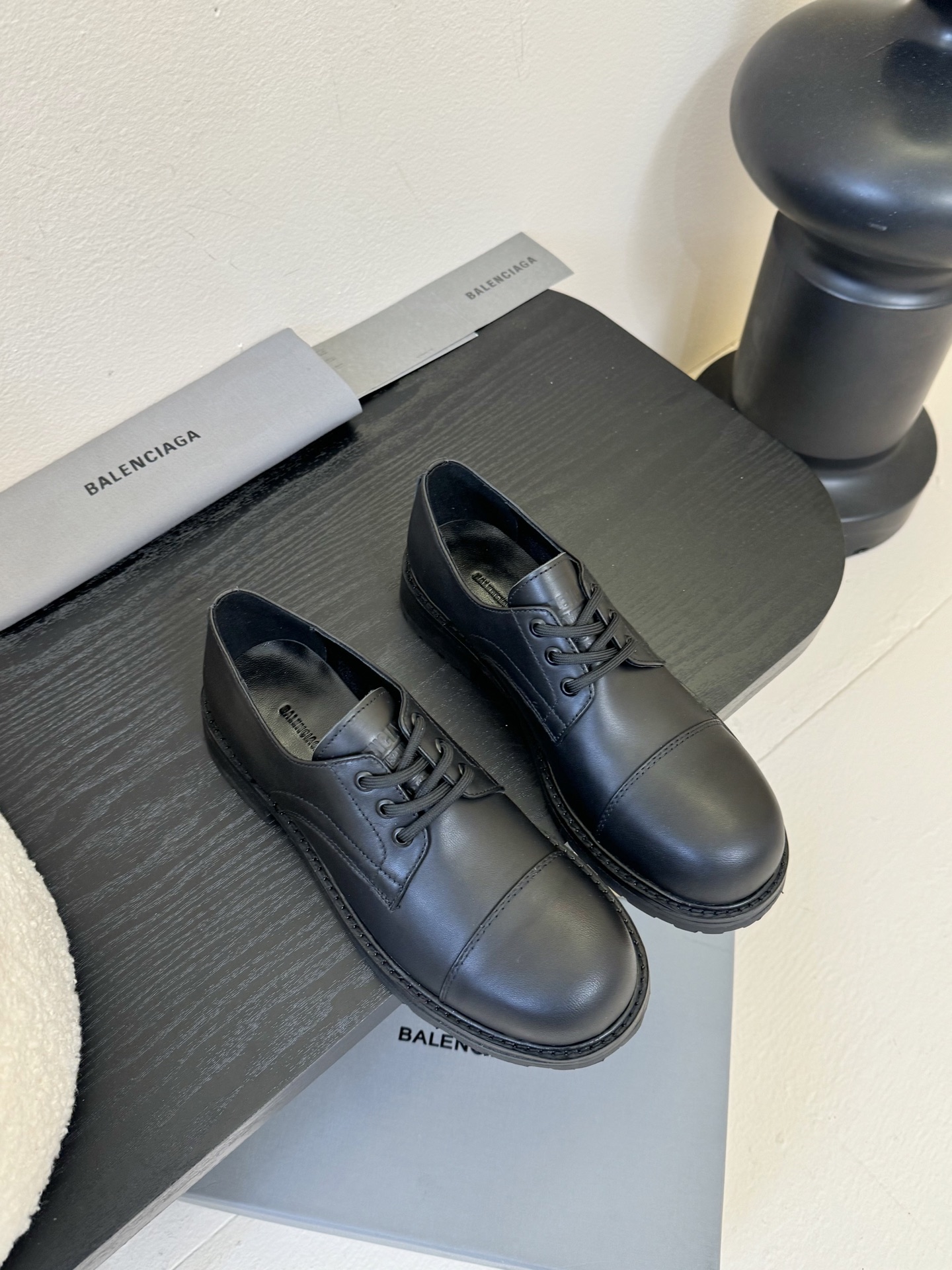 
  Balenciaga巴黎世家走秀款乐福鞋、巴黎时装周重磅新品，海外各大博主相继大秀金卡戴珊Kard