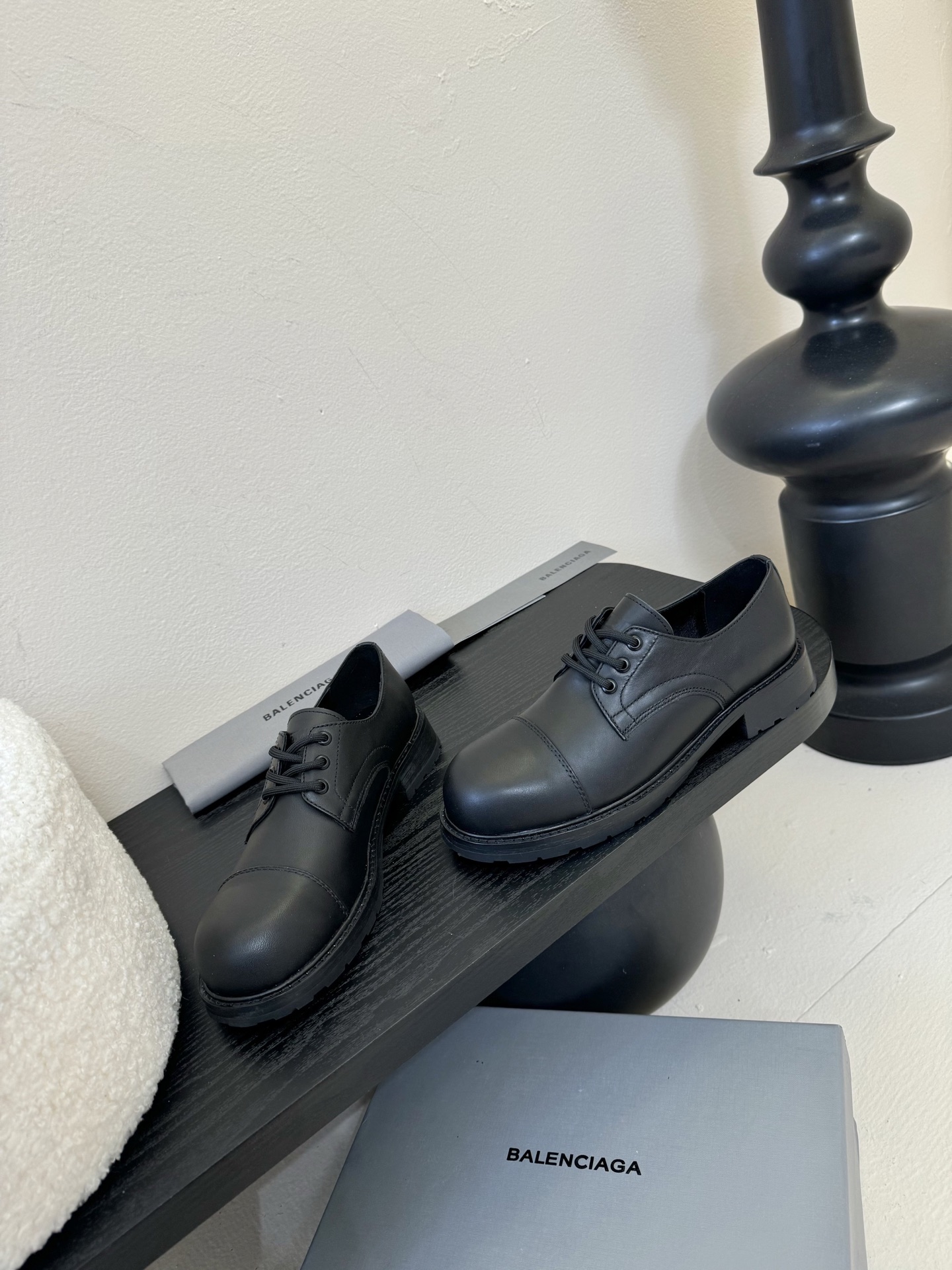 
  Balenciaga巴黎世家走秀款乐福鞋、巴黎时装周重磅新品，海外各大博主相继大秀金卡戴珊Kard