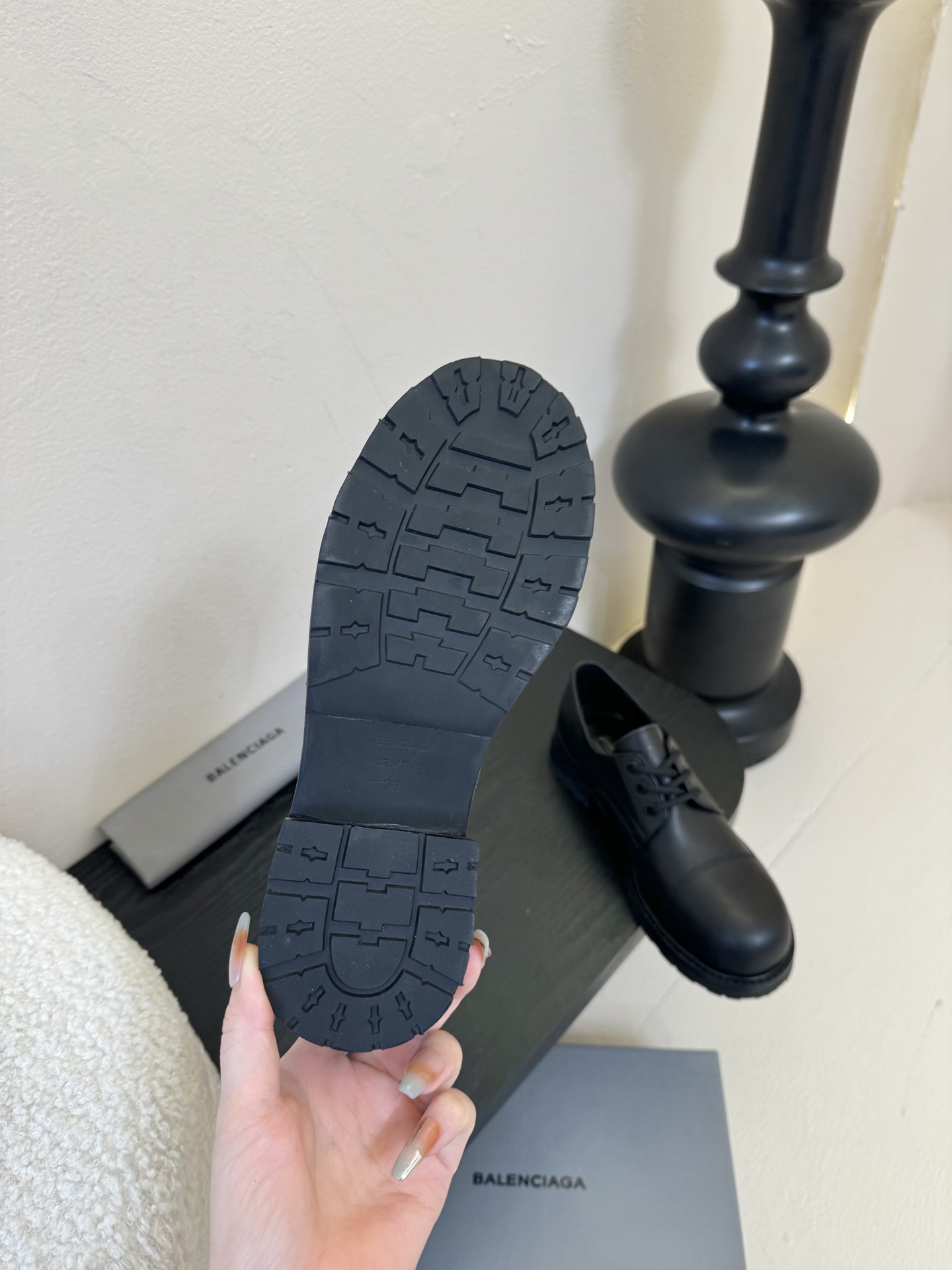 
  Balenciaga巴黎世家走秀款乐福鞋、巴黎时装周重磅新品，海外各大博主相继大秀金卡戴珊Kard