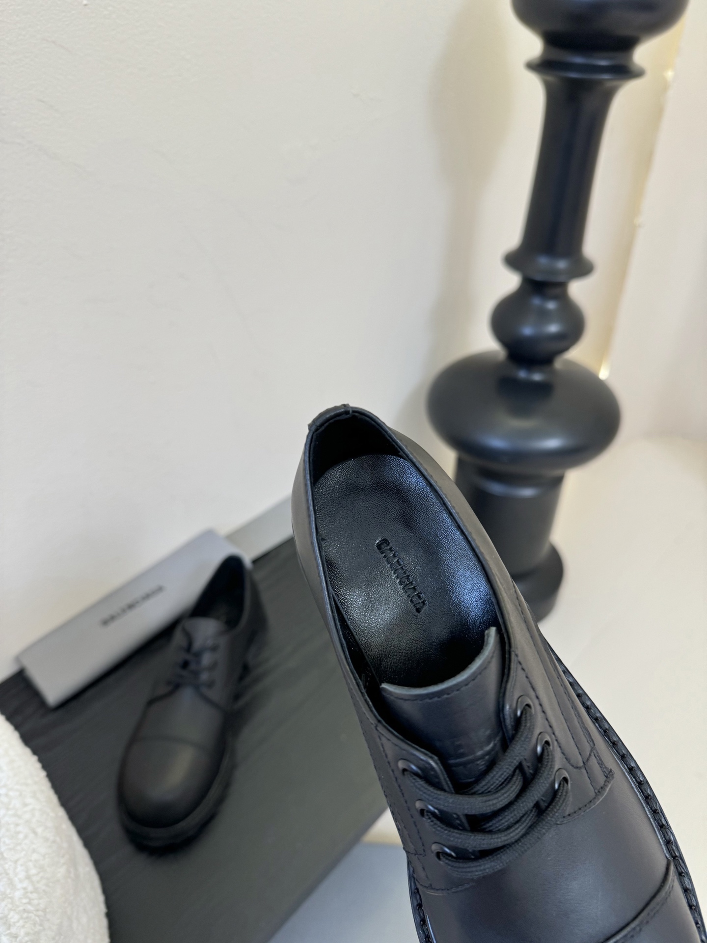 
  Balenciaga巴黎世家走秀款乐福鞋、巴黎时装周重磅新品，海外各大博主相继大秀金卡戴珊Kard