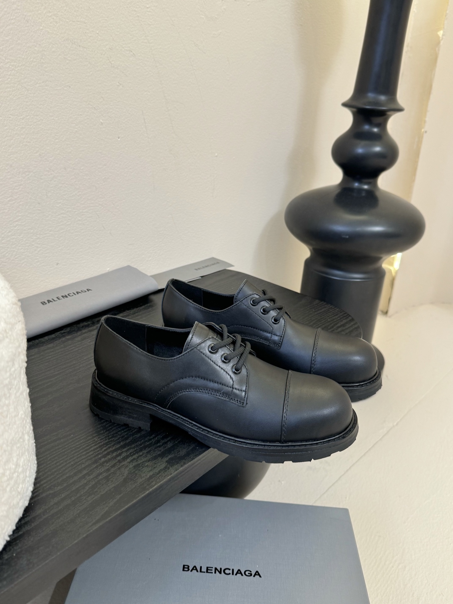 
  Balenciaga巴黎世家走秀款乐福鞋、巴黎时装周重磅新品，海外各大博主相继大秀金卡戴珊Kard