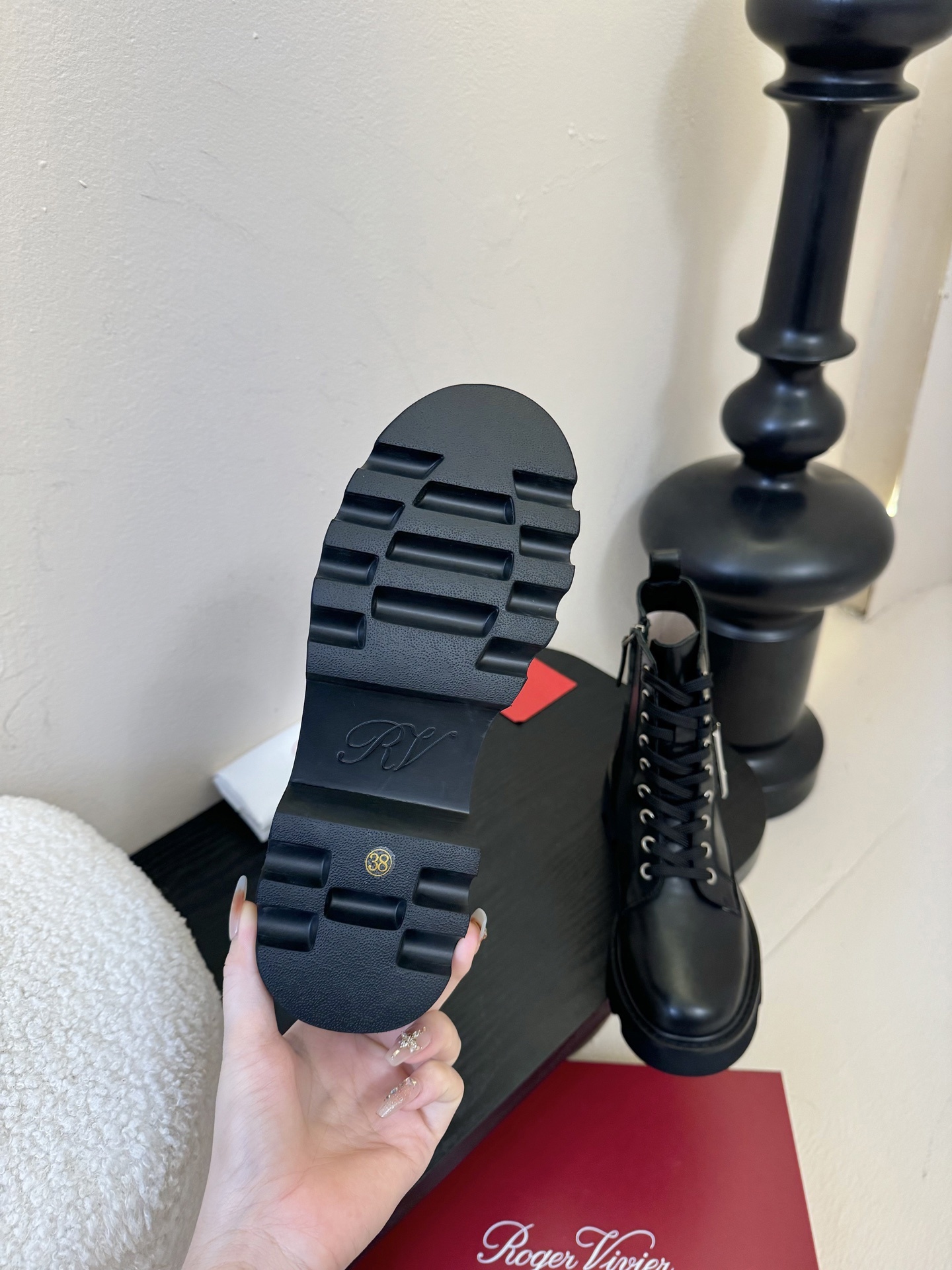 Roger Vivier·罗杰维维亚 2025ss新款 RV Viv‘ Rangers Truck系列方